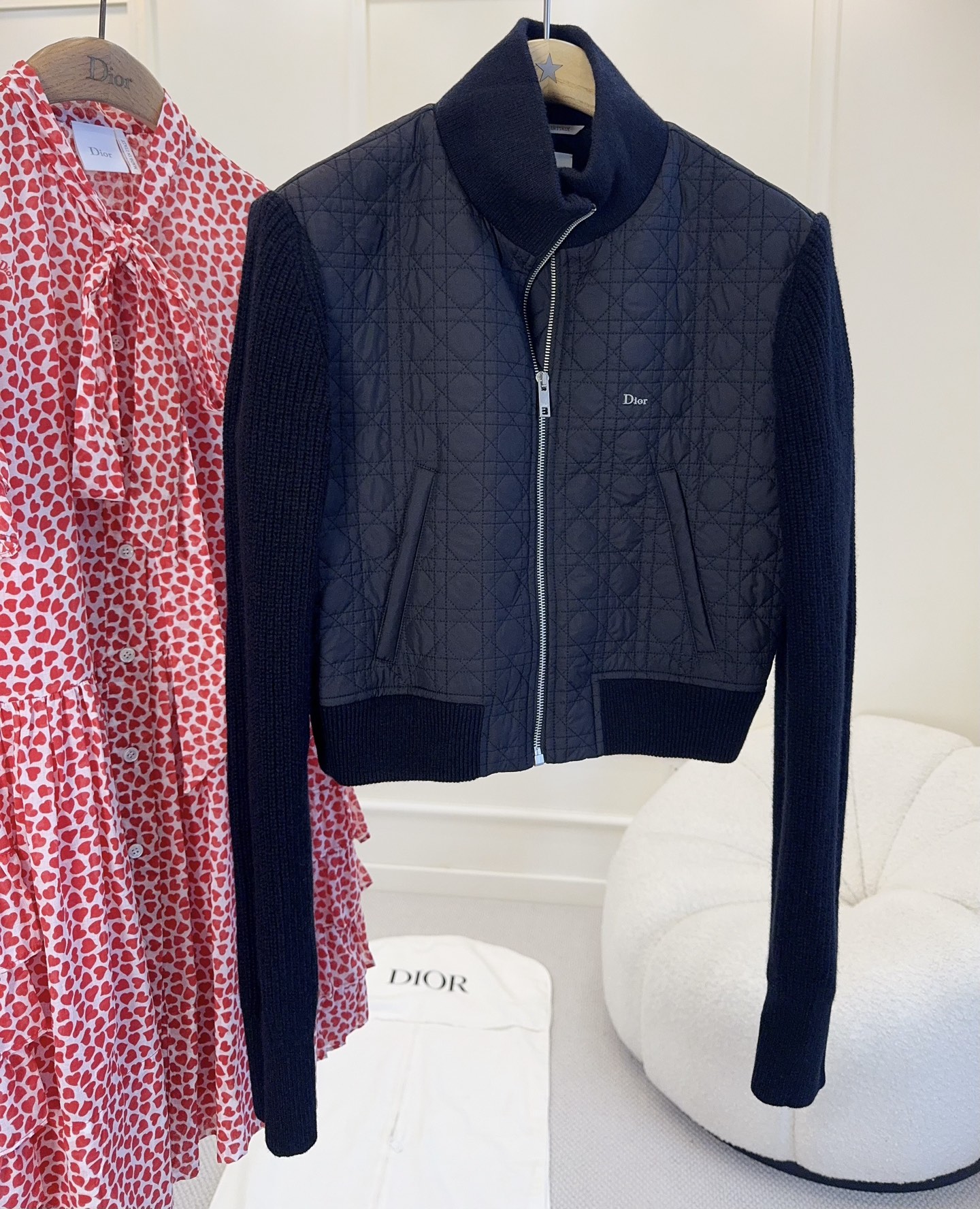 NO:950581,Dior 2026 early autumn series quilted rhombus knitted jacket, black knitted stitching, quilted, lightweight and warm!  The stand-up collar is windproof, the short style is slim and slim, and the rhombus quilting is super textured. Zipper closure + side pockets are practical and fashionable. It can be easily used for commuting and outdoors. It is a must-have for autumn and winter!  ,,dior,jackets & coats,19860909Dior 2026早秋系列衍缝菱格拼针织夹克,黑色针织拼接,夹棉轻盈又保暖！立领防风,短款修身显瘦,菱格纹绗缝超有质感.拉链开合+侧边口袋,实用又时髦,通勤、户外都能轻松驾驭,秋冬穿搭必备！,,dior,jackets & coats,,Women's clothing