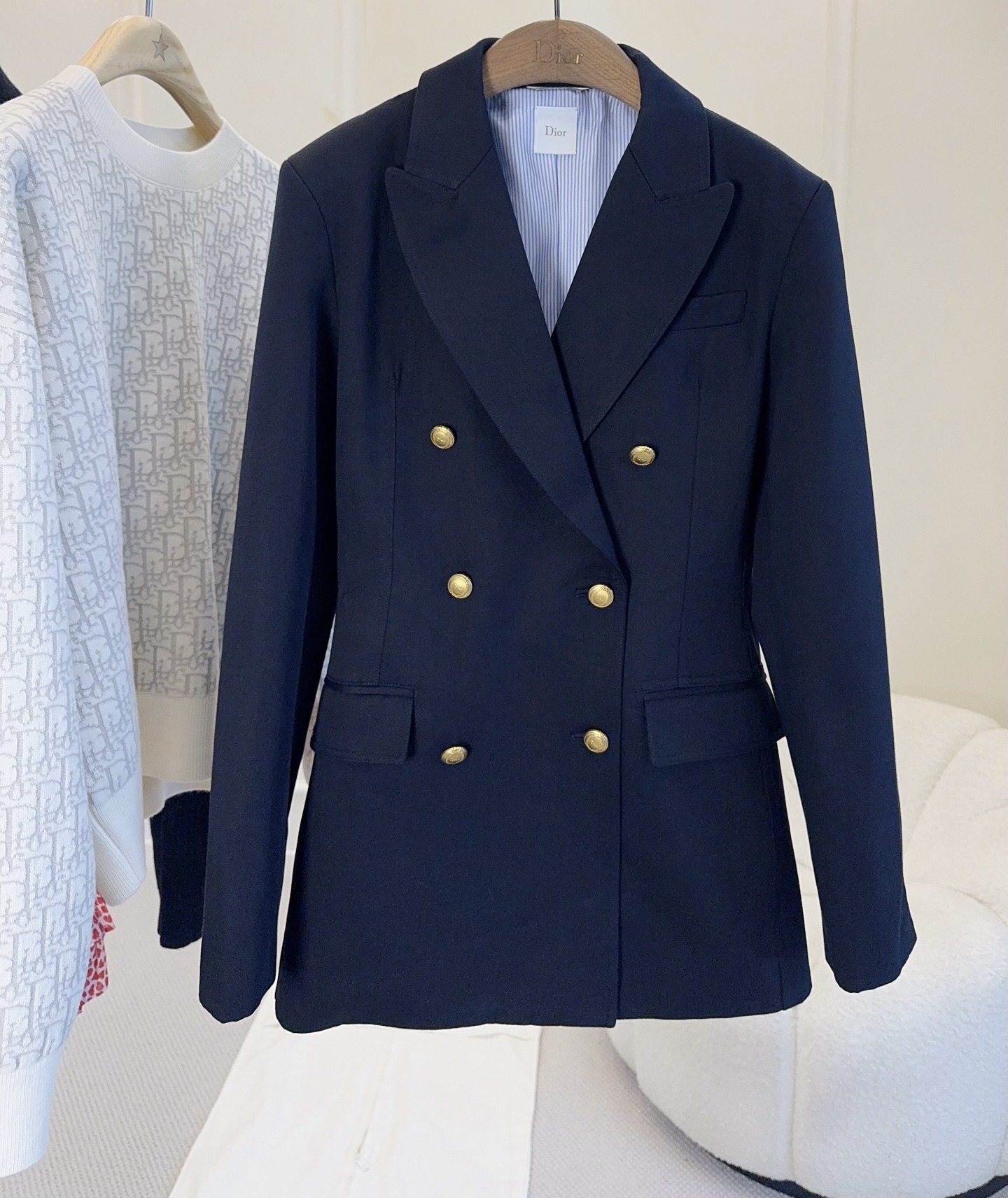 NO:950561,Dior2026 new autumn and winter double-breasted suit jacket, navy blue with gold buttons, simple and super aura!  Peaked lapel design, neat tailoring, perfect texture of customized poplin silk cotton fabric, comfortable and stylish to wear. Easily create a ladylike look in the workplace or a high-end look in daily life. It can be easily used in commuting and formal occasions. It is a must-have classic item in the wardrobe!  ,,dior,jackets & coats,business suit,19860909Dior2026秋冬新款双排扣西装外套,藏蓝色搭配金色纽扣,简约又超有气场！戗驳领设计,剪裁利落,定制府绸丝棉面料质感满分,穿着舒适还很有型.轻松打造职场御姐风or日常高级感,通勤、正式场合都能轻松驾驭,是衣橱必备经典单品！,,dior,jackets & coats,business suit,,Women's clothing