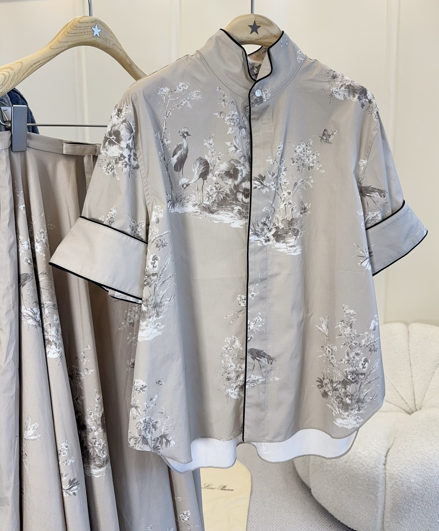 NO:950508,Dior2026 new shirt skirt, from Dioriviera limited series, decorated with Floral  The Garden Jouy print pattern is a new interpretation of Dior's classic pattern with an elegant floral design. It is carefully made of apricot cotton poplin fabric, with a swallow collar, button closure and black mixed edges, forming an elegant and sharp contrast. The skirt has a flared silhouette and is decorated with a bow embellished with the initials C and D in silver-finished metal to enhance the style and highlight the waist curve. A set of combinations creates a refined Dioriviera look.,, dior, skirts, shirts,19860909Dior2026新款衬衫半裙,来自Dioriviera限定系列,饰以Floral Garden茹伊印花图案,以优雅花卉设计全新演绎Dior经典图案.采用杏色棉府绸面料精心制作,搭配燕子领、纽扣开合和黑色混边,形成优雅的鲜明对比,半裙喇叭形廓形,搭配点缀以银色饰面金属C和D首字母的蝴蝶结提升格调,突显腰部曲线.一套搭配打造精致的Dioriviera造型.,,dior,skirts,shirts,,Women's clothing