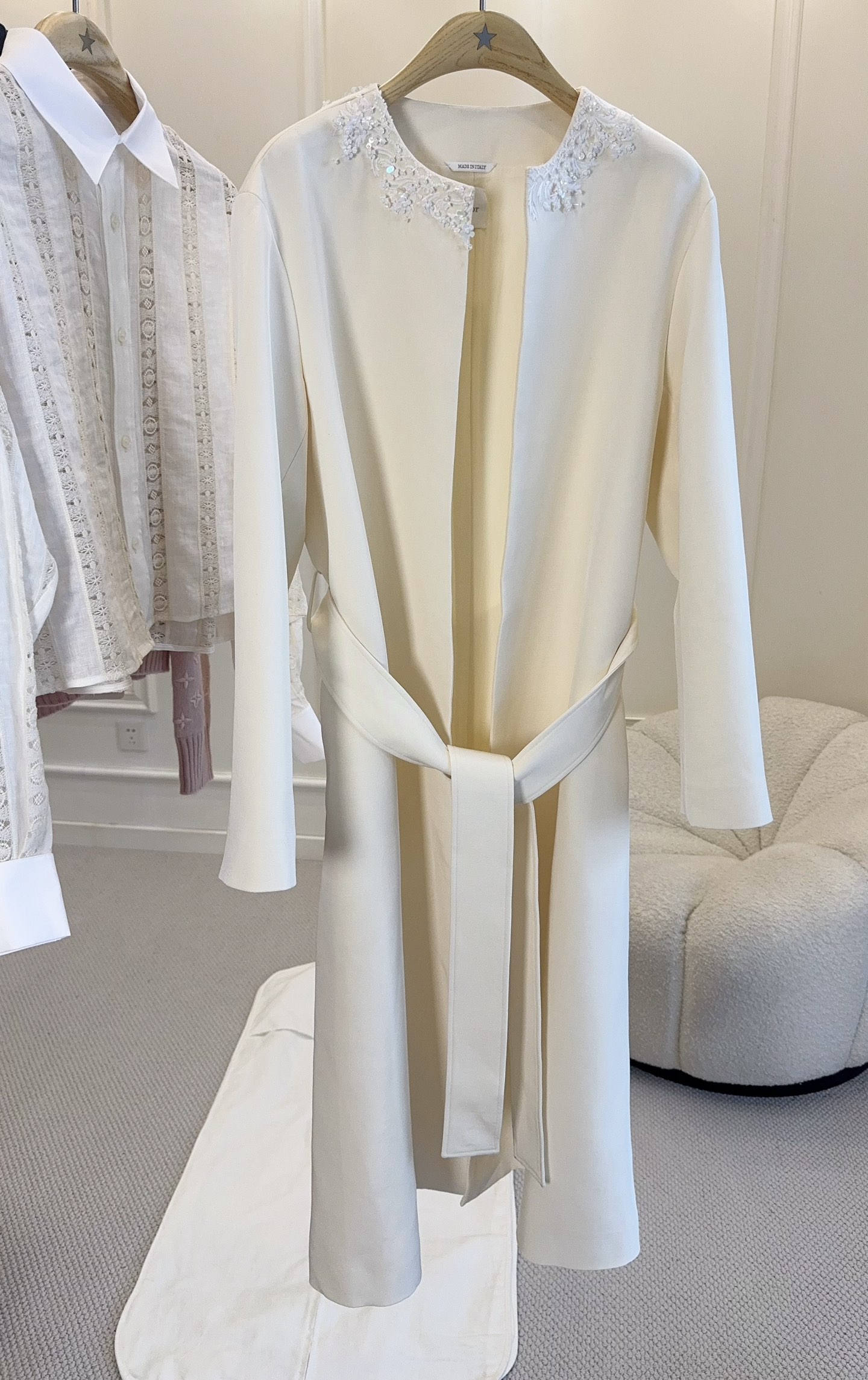 NO:950530,Dior2026 new autumn and winter white silk wool coat, customized silk wool fabric, soft and drapey texture. The neckline is exquisitely embroidered, with perfect details, and the same color belt at the waist is adjustable, which can easily outline an elegant figure. The overall tailoring is simple and elegant, suitable for formal occasions or high-end parties. Dior's consistent elegance and classic style, paired with high heels or exquisite accessories, directly enhances the temperament.,, dior, high heels,19860909Dior2026秋冬新款白色丝毛大衣,定制丝毛面料,质地柔软有垂坠感.领口精致刺绣,细节满分,腰部同色系腰带可调节,轻松勾勒优雅身形.整体剪裁简约大方,适合正式场合或高端聚会穿搭.Dior一贯的优雅与经典风格,搭配高跟鞋或精致配饰,气质直接拉满.,,dior,high heels,,Women's clothing