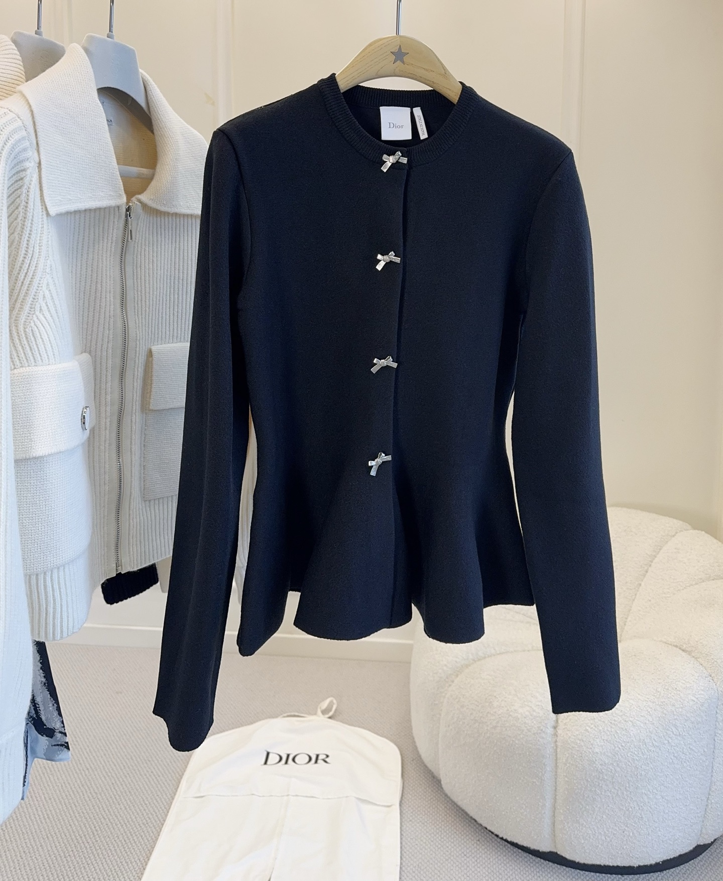 NO:952188,Dior2026 new bow-button knitted cardigan, wool blend, bow-button wears the girl's heart on the body. The round neck collarless design reveals the clavicle line, and several three-dimensional bows are arranged along the front, which is sweet but not greasy. The slightly waisted lotus leaf hem naturally outlines the waistline and does not flatter the figure.  .Wear jeans to look like a casual girl, but put on a skirt to look elegant. The black tone is calm and atmospheric, and the bows are embellished in it, adding a bit of flexibility. The ruffled hem naturally spreads out, swaying slightly when walking, statically elegant, dynamically elegant.,, dior, skirts, jeans,19860909Dior2026新款蝴蝶结扣针织开衫,羊毛混纺,蝴蝶结纽扣把少女心穿在身上.圆领无领设计露出锁骨线条,几颗立体蝴蝶结沿前襟依次排开,甜而不腻.微收腰的荷叶下摆,自然勾勒出腰线,不挑身材.搭牛仔裤是随性少女,换上半裙就是优雅千金,黑色调沉稳大气,蝴蝶结点缀其中,多了几分灵动.荷叶边下摆自然散开,走路时微微摇曳,静态优雅,动态飘逸.,,dior,skirts,jeans,,Women's clothing