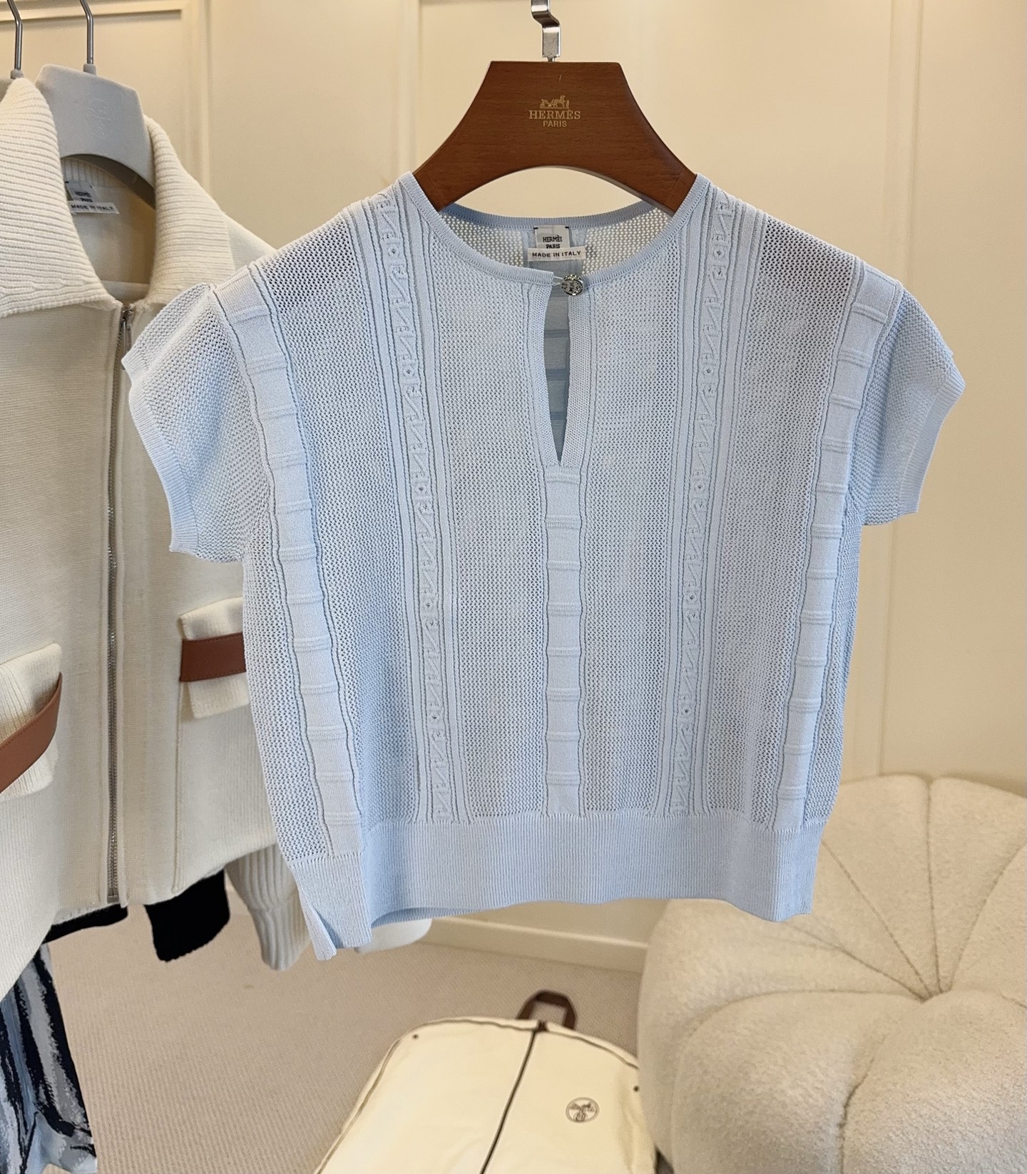 NO:953671,Hermes 2026 new autumn and winter jacquard short-sleeves, using three-dimensional jacquard technology, the fabric is light and breathable, comfortable and textured to wear. The hollow jacquard is full of French elegance, exquisite details, low-key luxury, fresh and elegant aqua blue, can be easily used for commuting or formal occasions, simple and durable, suitable for long-term wear. Paired with high-waisted skirts or wide-leg pants, you can easily get a high-end style!  ,,hermes,skirts,T-shirt,19860909Hermes2026秋冬新款提花短袖,采用立体提花工艺,面料轻薄透气,穿着舒适又有质感.镂空提花法式优雅满分,细节精致,低调奢华,清新淡雅水蓝色,通勤或正式场合都能轻松驾驭,简约耐看,适合长期穿着.搭配高腰裙或阔腿裤,轻松get高级感穿搭风格！,,hermes,skirts,T-shirt,,Women's clothing