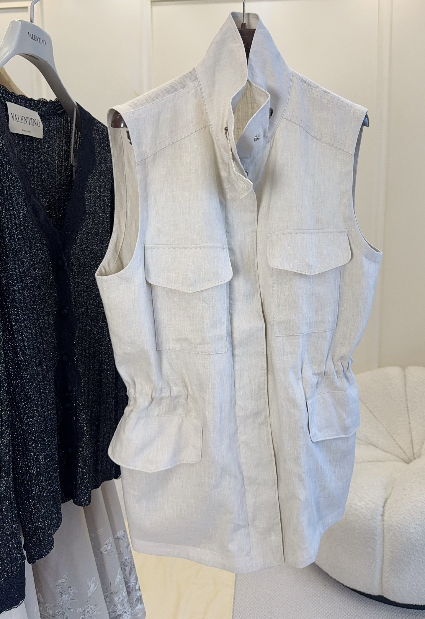 NO:953634,Loro Piana  2026 New Linen Workwear Vest｜Italian-style relaxed and luxurious ceiling, wearing a low-key aristocratic feeling on the body, linen, with natural light hemp gray texture, breathable and wicking without being stuffy, stand-up collar buckle design, neatly modify the shoulder and neck lines; upper and lower four-pocket workwear structure, taking into account both styling and practical storage; hidden placket to hide the opening and closing, the overall line is very clean  Simple, without extravagant decoration, it perfectly fits the restrained and high-end design aesthetics of the LP brand. The loose straight version does not flatter the body shape, and is refreshing and capable when worn alone. It is layered with silk shirts and knitted sweaters, and the light hemp color is gentle and versatile. It can be used for all light business and vacation casual wear in spring and summer. It is a classic wardrobe heirloom.,, loro  piana,loro piana,shirts,real silk,19860909Loro Piana 2026新款亚麻工装马甲｜意式松弛奢感天花板,把低调贵族感穿在身上,亚麻,自带天然浅麻灰肌理,透气排汗不闷身,立领搭扣设计,利落修饰肩颈线条；上下四袋工装结构,兼顾造型感与实用收纳；暗门襟隐藏开合,整体线条干净极简,无多余浮夸装饰,完美契合LP品牌一贯克制高级的设计美学.宽松直筒版型不挑身形,单穿清爽干练,内搭真丝衬衫、针织衫层次拉满,浅麻原色温柔百搭,一件承包春夏所有轻商务、度假休闲穿搭,衣橱传世级经典单品.,,loro piana,loro piana,shirts,real silk,,Women's clothing