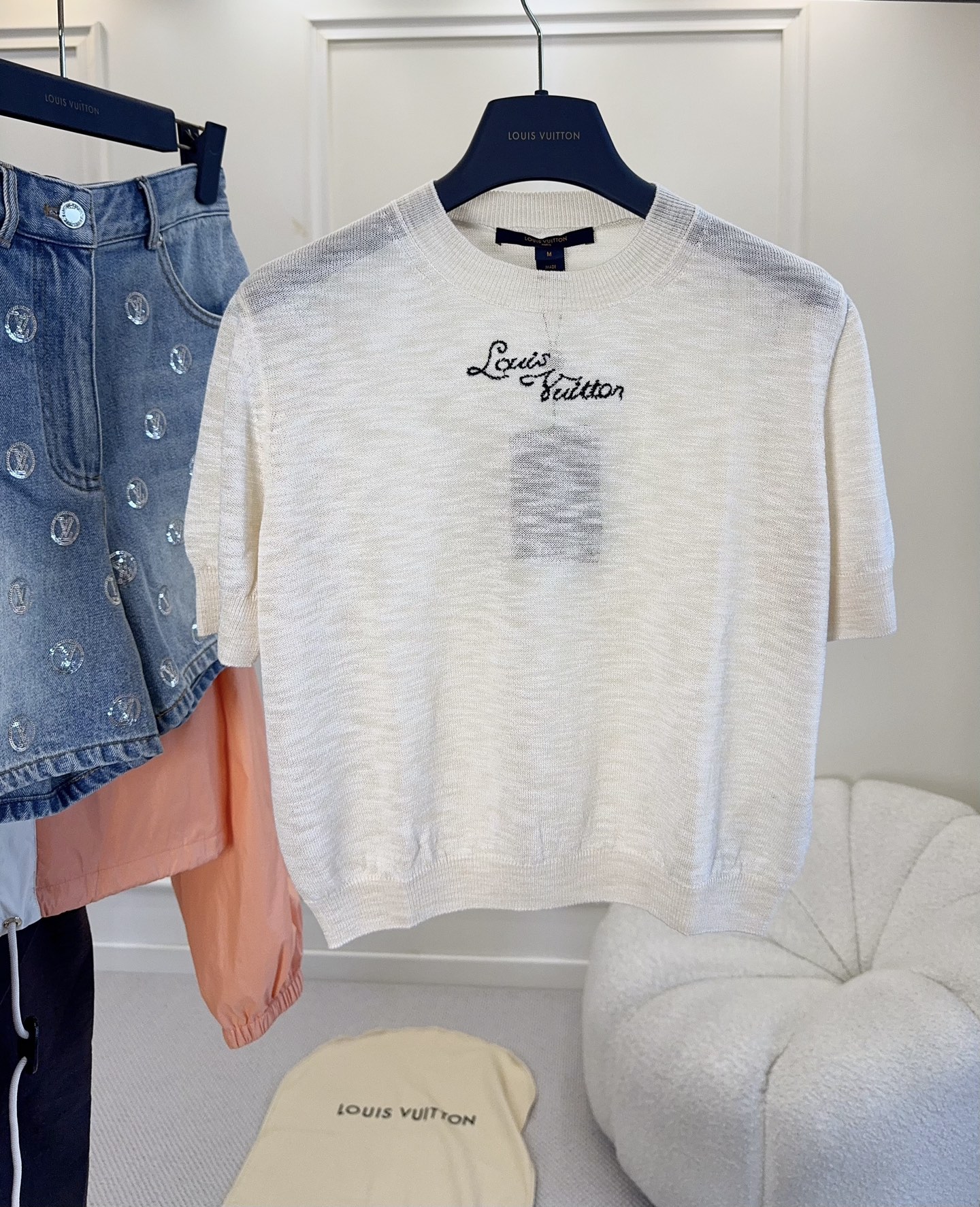 NO:954769,LV2026 new handwritten embroidered linen knitted short sleeves, relaxed and luxurious ceiling, gentle milky apricot texture linen knitted, with a transparent and slightly translucent texture, breathable and not stuffy, just right for spring and summer. Retro floral handwritten logo embroidery on the chest, full of handmade feeling, low-key and unobtrusive, just right for recognition. Classic small  The round neck + threaded cuff short-sleeved version is neat and slim, and does not emphasize the neck line. The loose and slightly short cut is suitable for jeans and skirts, and the French lazy atmosphere directly fills the air. Minimalist and advanced basic big-name knitting, which can be used for commuting, vacation, and daily wear, and is timeless and timeless.,,louis  vuitton,skirts,jeans,T-shirt,19860909LV2026新款手写刺绣亚麻针织短袖,松弛轻奢天花板,温柔奶杏调肌理亚麻针织,自带通透微透质感,透气不闷汗,春夏穿刚刚好.胸口复古花体手写Logo刺绣,手工感拉满,低调不张扬,辨识度恰到好处.经典小圆领+螺纹收口短袖版型,利落显瘦,不挑脖颈线条.宽松微短剪裁,搭配牛仔裤、半裙都适配,法式慵懒氛围感直接拉满.极简高级的基础款大牌针织,通勤、度假、日常穿搭都能hold住,耐看不过时.,,louis vuitton,skirts,jeans,T-shirt,,Women's clothing