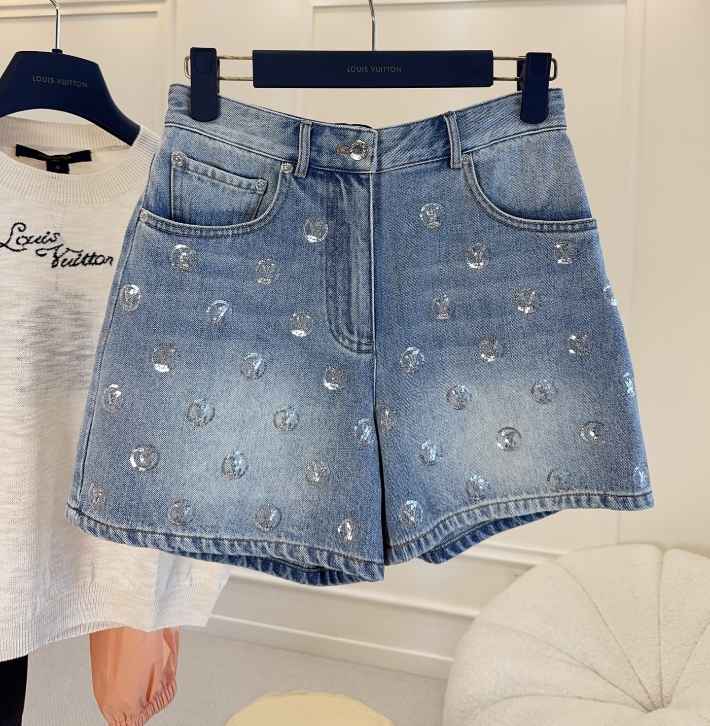 NO:954789,LV2026 new fully embroidered silver label washed denim shorts, classic light blue washed denim fabric, retro and old-fashioned color, refreshing and durable. Round silver LV logo scattered all over, exquisite hot stamping technology, low-key and self-recognizable. High-waisted A-line wide-leg tailoring, clever  The hip width and thigh lines are subtly modified, and the muscles are hidden and slimmed down. The standard five-pocket denim structure and exquisite hardware accessories retain the retro texture of denim items. The versatile pants in spring and summer are suitable for knitting, T-shirts, and sun protection jackets. Casual, light and luxurious can be achieved with one click.,, louis  vuitton,shorts,jackets & coats,tees,t-shirt,19860909LV2026新款满绣银标水洗牛仔短裤,经典浅蓝水洗牛仔面料,复古做旧色调清爽耐看.,周身散落圆形银色LV标识,精致烫印工艺,低调又自带辨识度.,高腰A字阔腿剪裁,巧妙修饰胯宽、大腿线条,藏肉显瘦.标准五袋牛仔结构,五金配件考究,保留牛仔单品的复古质感.春夏百搭神裤,搭配针织、T恤、防晒外套都适配,休闲轻奢一键拿捏.,,louis vuitton,shorts,jackets & coats,tees，t-shirt,,Women's clothing