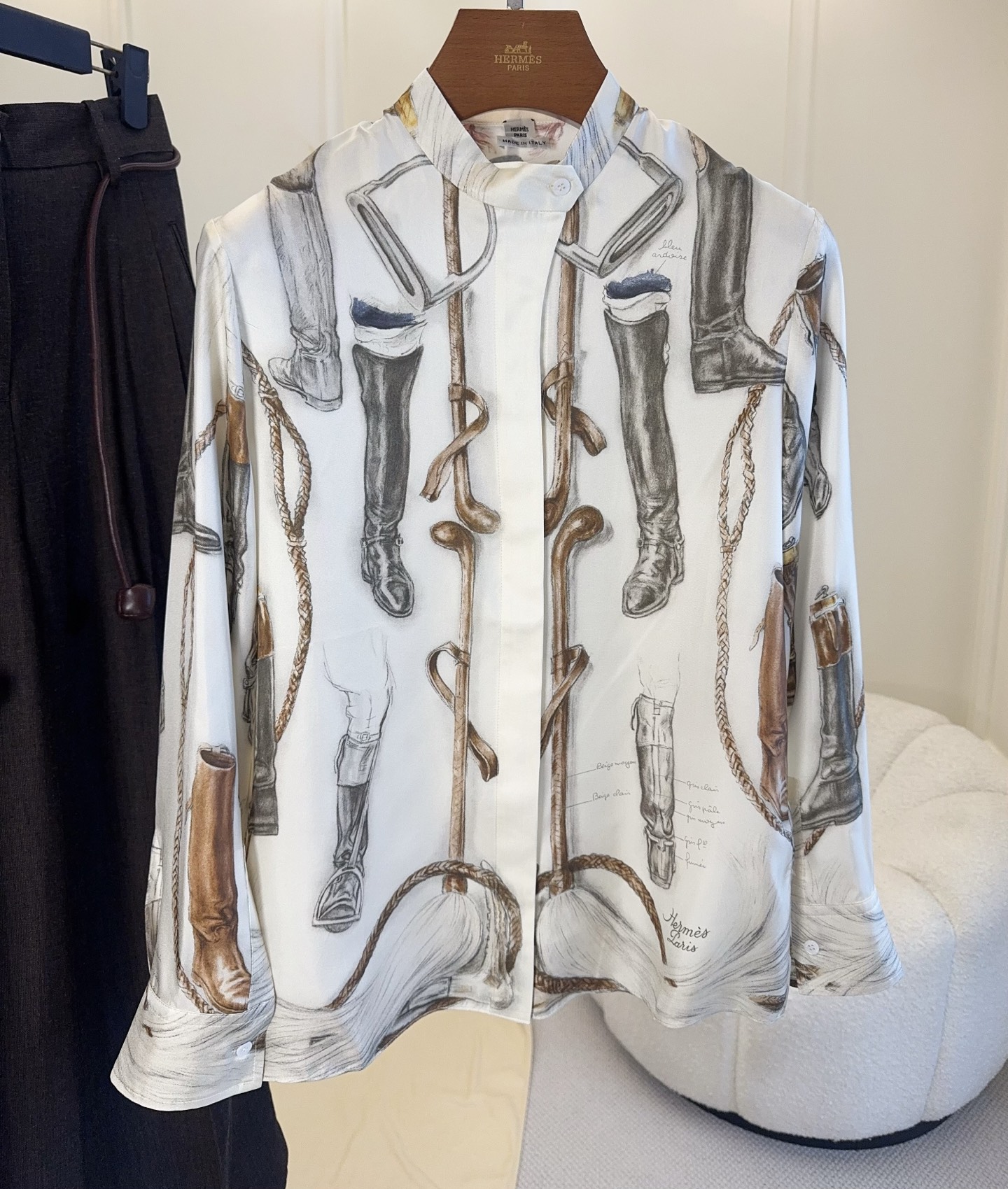 NO:955682,Hermes 2026 new early autumn equestrian printed silk shirt, white base + equestrian elements, full of British retro feel!  Twill silk fabric, super comfortable to wear in spring and autumn, button placket design, easy to put on and take off. The printed details include riding boots and reins, which is very suitable for sisters who like equestrian or retro style. Paired with high-waisted pants/equestrian shorts, it is elegant and casual and easy to handle~,,hermes,boots,shorts,shirts,real silk,19860909Hermes2026早秋新款马术印花真丝衬衫,白色底+马术元素,英伦复古感满满！斜纹真丝面料,春秋穿超舒服,纽扣开襟设计,穿脱方便.印花细节有马靴、缰绳,超适合喜欢马术或复古风的姐妹,搭配高腰裤/马术短裤,优雅休闲轻松拿捏～,,hermes,boots,shorts,shirts,real silk,,Women's clothing