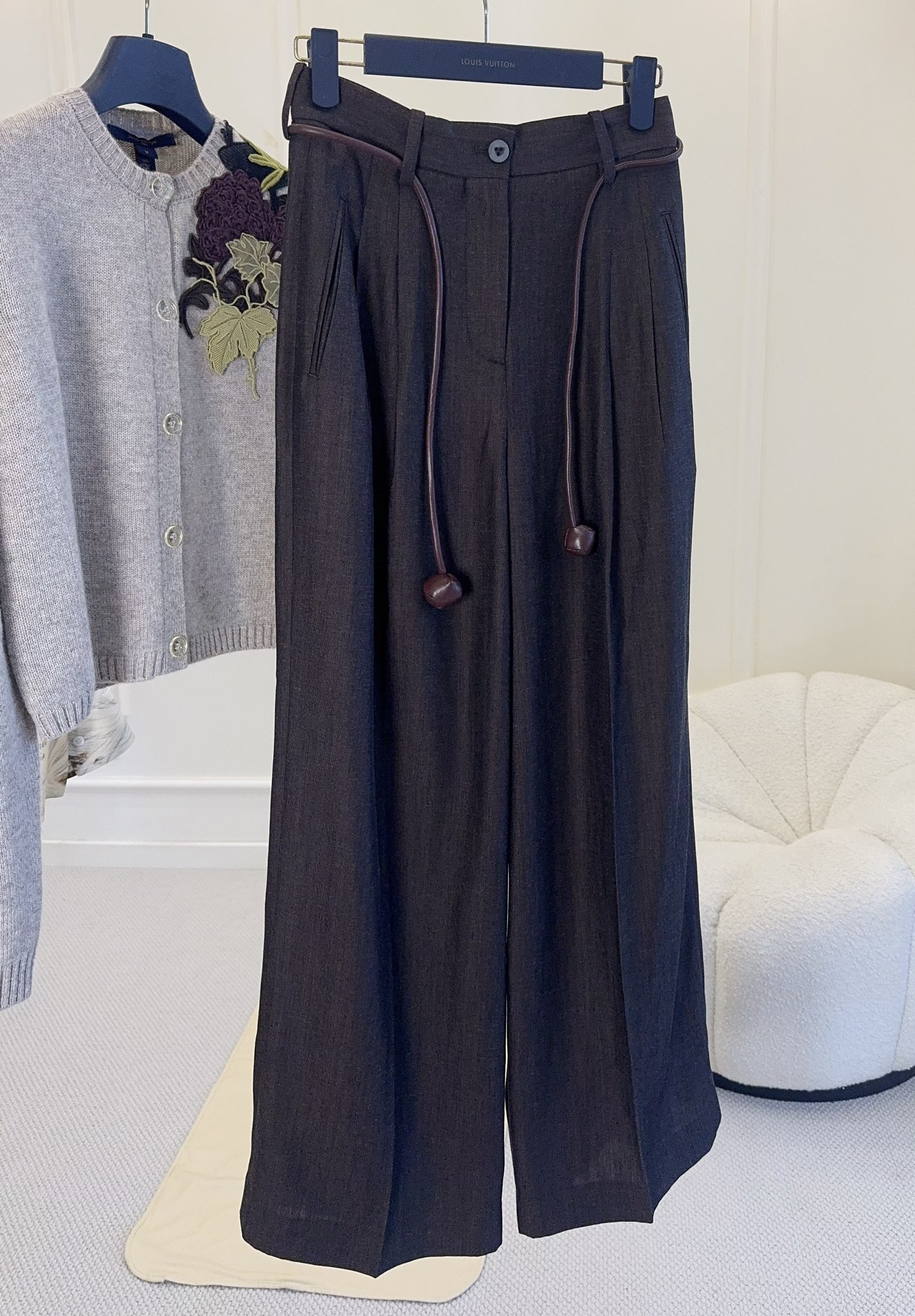NO:955666,lv2026 early autumn new linen wool pants, dark brown wide-leg pants with an old-money relaxed feel, welding the autumn atmosphere directly to the body, high-end variegated brown tones, customized wool and linen blends, the fabric has a delicate texture, the drape is just right, and it has a flowing aura when walking. High-waisted pleated version modification  The waist and abdomen, wide-leg pants hide various leg shortcomings, and the proportion changes instantly. Paired with leather laces of the same color, two retro leather ball pendants are the finishing touch, and the details are exquisite and unobtrusive. It is suitable for casual wear with knitted cardigans, shirts, and short tops. A pair of versatile pants that unlocks the entire autumn and winter.,, louis  vuitton,shirts,19860909lv2026早秋新款亚麻羊毛裤,自带老钱松弛感的深棕阔腿裤,把秋日氛围感直接焊在身上高级杂色棕调,定制羊毛亚麻混纺,面料带着细腻肌理,垂坠感恰到好处,走路自带流动气场.高腰打褶版型修饰腰腹,阔腿裤型藏住各种腿型短板,秒变三七分比例.搭配同色系皮质系带,两颗复古皮球吊坠点睛,细节精致不张扬.随意搭针织开衫、衬衫、短上衣都很适配,一条解锁整个秋冬的百搭神裤.,,louis vuitton,shirts,,Women's clothing
