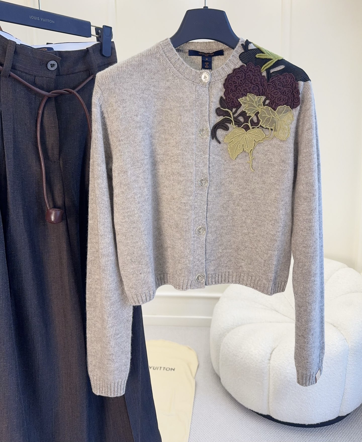 NO:955650,lv2026 autumn and winter new three-dimensional flower knitted cardigan, cashmere and wool blend, gentle oatmeal gray, three-dimensional grape vine patch embroidery on the shoulders, exquisite three-dimensional texture, full of artistic sense. Round neck short version, neatly raises the waistline, easily creates a three-quarter body proportion. Touch  Light and warm, with a transparent knitted texture, it can be layered in all seasons. Translucent shell buttons adorn the placket, which is simple yet hides exquisite details. It is elegant when worn alone and can be worn with long skirts or wide-leg pants. It is easy to achieve the French old-money style, low-key and full of artistic style.,,louis  vuitton,skirts,19860909lv2026秋冬新款立体花朵针织开衫,羊绒羊毛混纺,温柔燕麦灰,肩部立体葡萄藤蔓贴布刺绣,肌理精致立体,艺术感拉满.圆领短款版型,利落抬高腰线,轻松打造三七分身材比例.触感轻盈保暖,通透针织肌理,四季都能叠穿.通透贝壳纽扣点缀门襟,简约中暗藏精致细节.单穿优雅,内搭长裙、搭配阔腿裤都适配,轻松拿捏法式老钱风,低调又充满艺术格调.,,louis vuitton,skirts,,Women's clothing