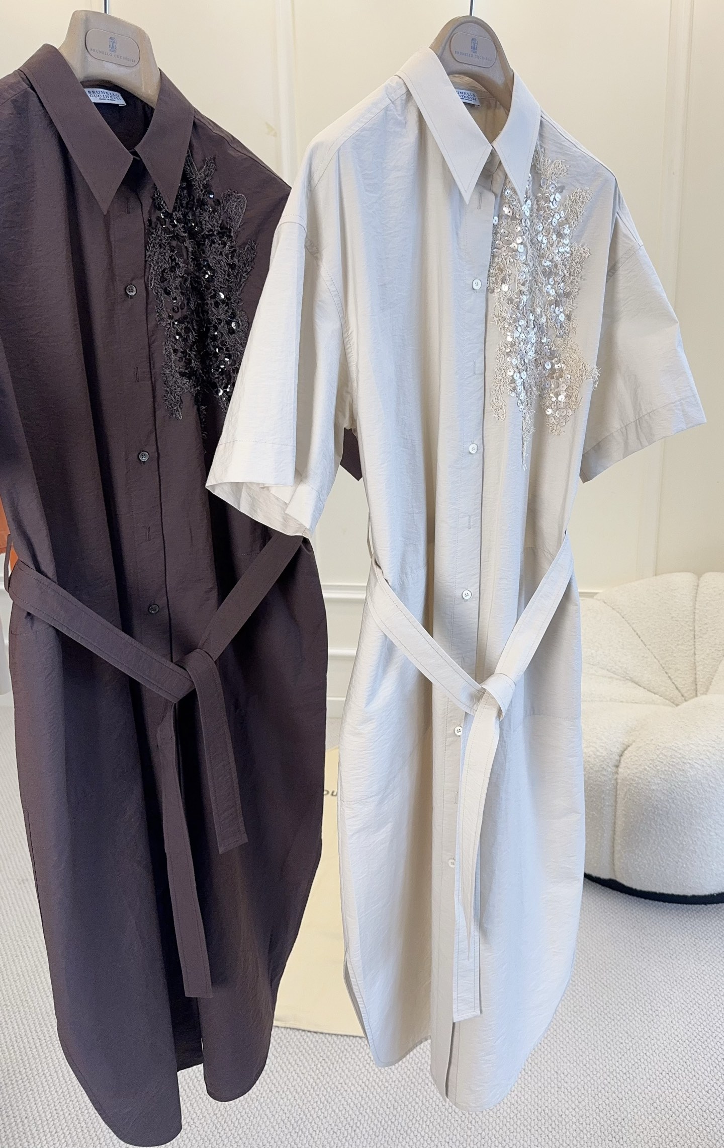 NO:955634,bc2026 new heavy industry sequin embroidered shirt dress | Relaxed and elegant model classic lapel shirt dress style, neat short sleeves + curved hem, with a casual and lazy aura. Asymmetrical three-dimensional sequin embroidery on the chest, fine sequins outline the outline of flowers and leaves, delicate and agile in low light, low-key sparkling without being exaggerated. Comes with a cross-type belt of the same fabric, free to tighten the waistline, easy to switch  There are two ways to wear it: loose straight and slim fit. The breathable cotton fabrics are selected to feel dry and comfortable. Off-white is gentle and elegant, and dark coffee is calm and retro. Two colors are available. Suitable for commuting, afternoon tea, and short trips. The simple version is paired with exquisite embroidery to balance leisure and sophistication, giving you an unintentional sense of luxury.,,skirts, shirts, T-shirts,19860909bc2026新款重工珠片刺绣衬衫连衣裙｜松弛感优雅范本经典翻领衬衫裙版型,利落短袖+弧形下摆,自带随性慵懒气场.胸前不对称立体珠片刺绣,细碎亮片勾勒花叶轮廓,微光下细腻灵动,低调闪耀不浮夸.附赠交叉式同面料腰带,自由收束腰线,轻松切换宽松直筒&修身比例两种穿法.甄选透气棉感面料,触感干爽舒适.米白温柔清雅,深咖沉稳复古,双色可选.通勤、下午茶、短途出行都适配,简约版型搭配精致刺绣,平衡休闲与精致,穿出不刻意的高级感.,,skirts,shirts,T-shirt,,Women's clothing