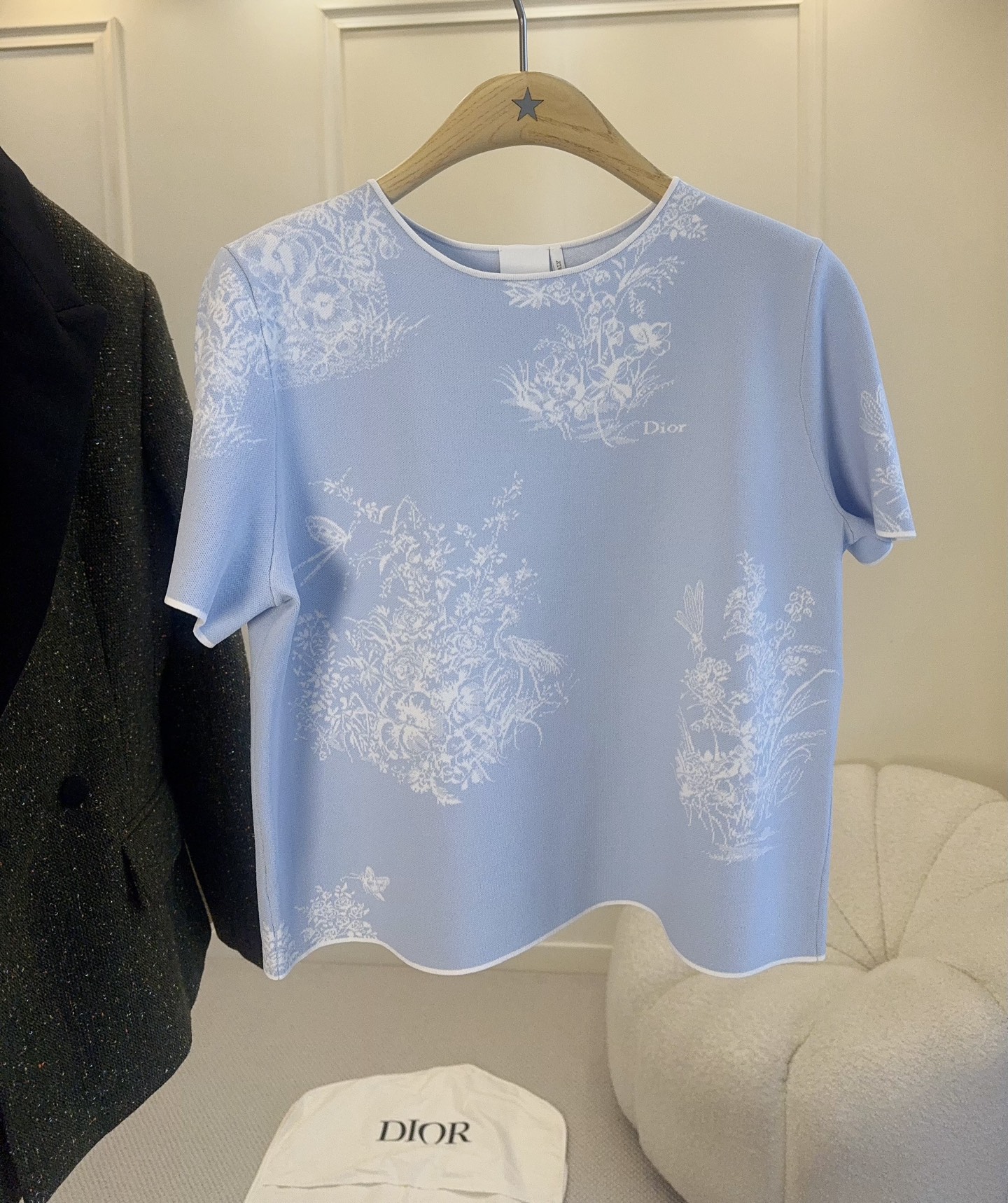 NO:956800,Dior2026 new light blue Jouy jacquard knitted top | Wear the freshness of spring on your body. The soft misty light blue base is covered with classic Jouy white jacquard. The patterns of flowers, birds, butterflies, and vegetation are smart and elegant, full of French pastoral poetry. The round neck is matched with white contrast binding, and the short sleeve cuffs and hem echo the details, simple and neat. The short version cleverly raises the waistline.  , Easily create superior proportions. Delicate and breathable knitted fabric, soft and skin-friendly, dense texture and not easy to deform. Suitable for long skirts, suit wide-leg pants, denim straight pants, refreshing and healing color matching, suitable for spring and summer travel and daily commuting, gentle and self-recognizable.,, dior, skirts, T-shirt, business  suit,19860909Dior2026新款淡蓝茹伊提花针织上衣｜把春日清新穿在身上柔和雾感浅蓝基底,经典茹伊白描提花铺满衣身,花鸟、蝴蝶、草木纹样灵动雅致,充满法式田园诗意.圆领搭配白色撞色包边,短袖袖口与下摆呼应细节,简约利落.短款版型巧妙抬高腰线,轻松打造优越比例.细腻透气针织面料,触感软糯亲肤,肌理密实不易变形.适配半身长裙、西装阔腿裤、牛仔直筒裤,清爽治愈的配色,春夏出游、日常通勤都合适,温柔又自带辨识度.,,dior,skirts,T-shirt,business suit,,Women's clothing