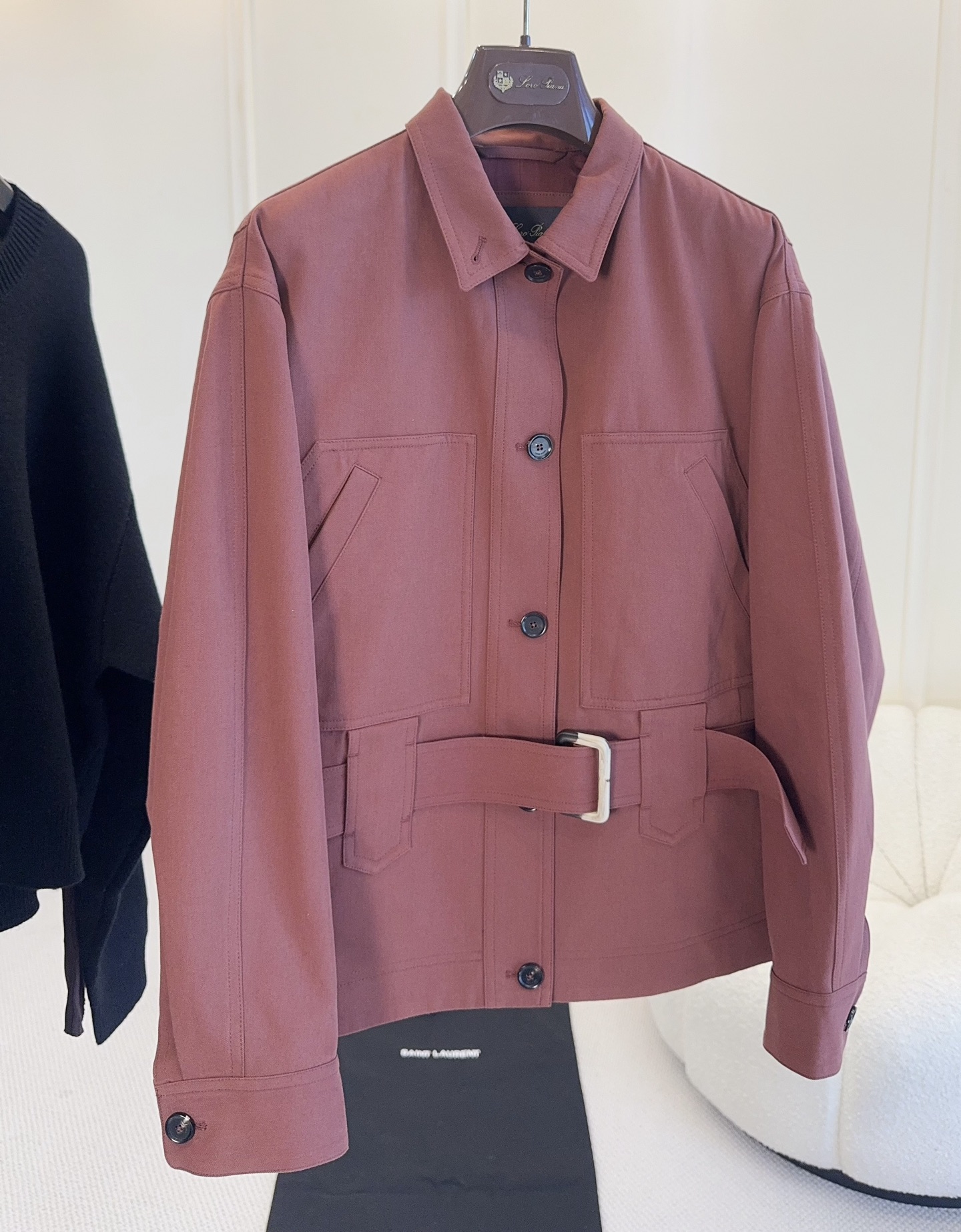 Loro Piana 2026 New Brick Red Waist-Cinched Short Trench Jacket Coat, Notched Lapel, Two Large Patch Pockets, Matching Belt, Structured Wrinkle-Resistant, Windproof, Classic Outerwear, Top Quality