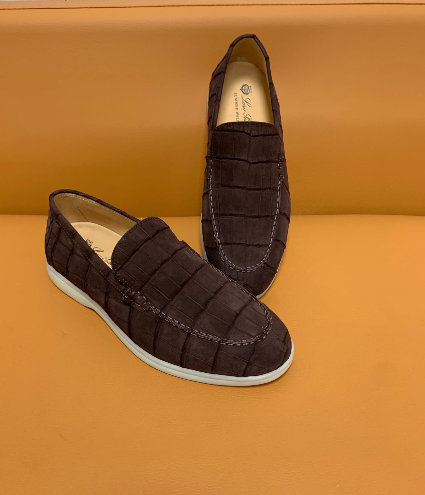 NO:699806,2 matte crocodile leather pairs, available in sizes 39 to 47.,,Hermes,19860909磨砂鳄鱼2张皮对版,39到47码齐全.,,Hermes,,Bag