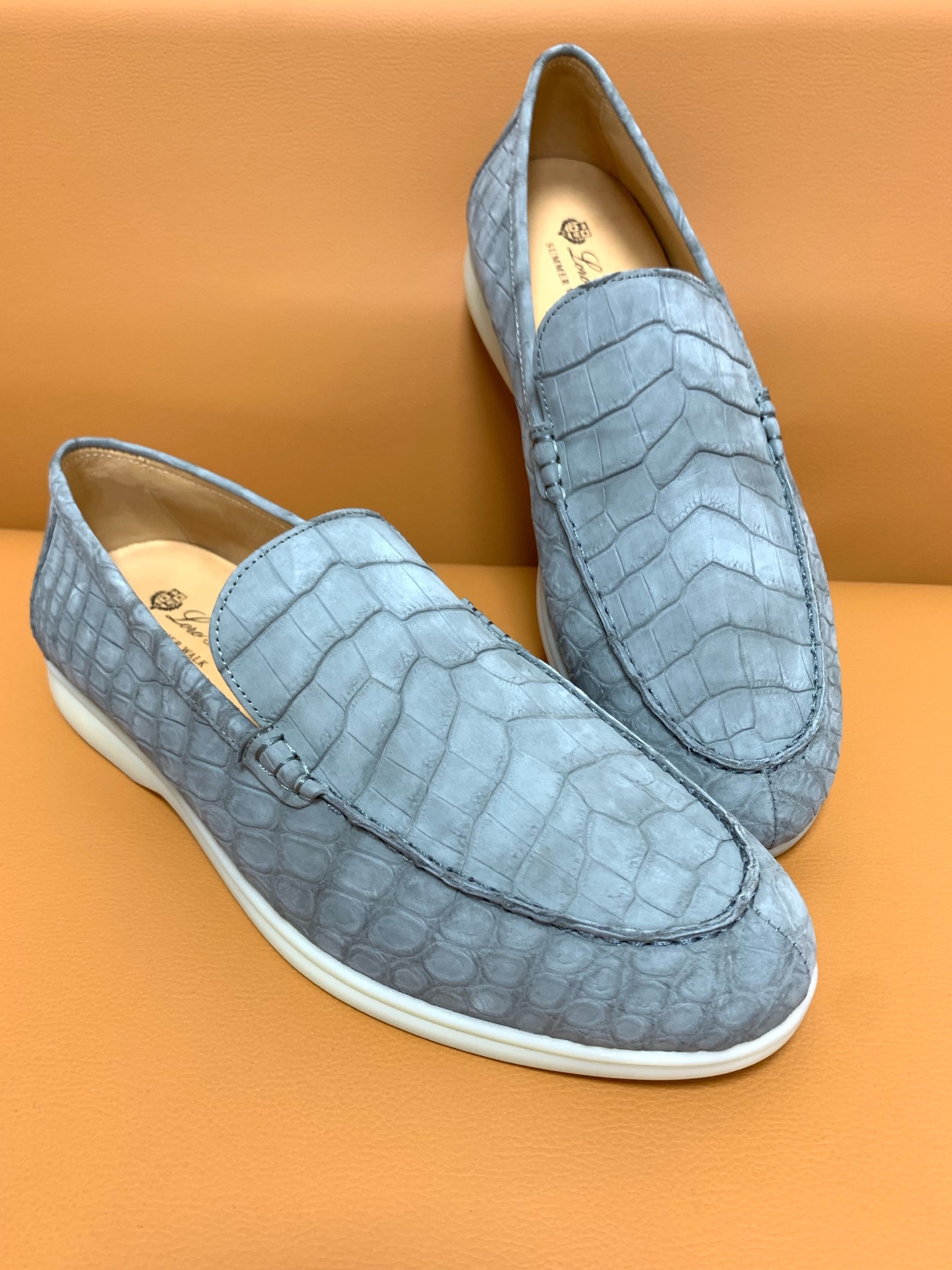NO:699813,2 matte crocodile leather pairs, available in sizes 39 to 47.,,Hermes,19860909磨砂鳄鱼2张皮对版,39到47码齐全.,,Hermes,,Bag