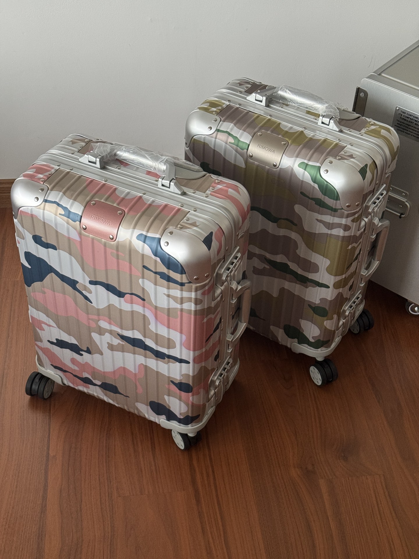 NO:269705,The new official website model, Rimiwa Orginal Cabin aluminum-magnesium alloy camouflage suitcase, 21-inch boarding. If you think the solid color model is too monotonous, why not try this one. Boldly contrast colors and play with camouflage!  At first glance, it looks like a very personal suitcase, not easy to hit, the various colors are very harmonious, the contrast is low, eye-catching and low-key, lively and quiet, and personality but not ostentatious. It still uses Wheels no-dead corner rotor system, international customs TSA lock, and the surface adopts new German anodizing technology, which is like a layer of protective film on the metal surface. The 20-inch box is suitable for single/double excursions, and the boarding size is very convenient.19860909官网新款,Rimiwa日默瓦 Orginal Cabin铝镁合金迷彩行李箱,21寸可登机.如果觉得纯色款太单调,不如试试这款.大胆撞色,玩转迷彩！一眼看上去就是个非常个性的行李箱,不轻易撞款,各种颜色搭配的非常和谐,对比度低,抢眼中带着低调,活泼又不失沉静,个性而不张扬.依旧采用Wheels无死角转轮系统,国际海关TSA锁,表面采用德国新阳极氧化技术,就像是在金属表面镀了一层保护膜.20寸的箱体适用单人/双人短途旅行,可登机尺寸非常方便.,,luggage