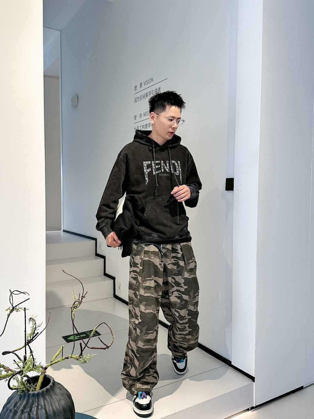 NO:527781,FD full-printed hooded hooded sweatshirt Light luxuryism A must-have item for men and women's daily commuting outfits Correct version Random comparison Detailed features · Use 420g pure cotton double yarn fish scale terry fabric · Facial dust-free wool burning process Bottom wool absorbing environmentally friendly active dye · Customized drop-and-drop mold FD full-print pattern · Preparatory garment dyeing Then faded fried snowflake process Washing and getting old · General washing and lifting effect · Double-needle car thread cross-seaming process · Original model's water-washed hanging tag moisture-proof paper packaging Color black/khaki/iron gray Size S M L XL,,hoodie,sweatshirts,hats,alexander wang19860909FD满印凸胶字母连帽卫衣 轻奢主义 男女日常通勤穿搭必备单品 正确版本 随意对比 详细特征 · 采用420克纯棉双纱鱼鳞毛圈面料 · 面部无尘烧毛工艺 底部吸毛 环保活性染 · 定制滴胶开模FD满印纹路 · 成衣做件染 再做褪色炒雪花工艺 再水洗做旧 · 普洗提升效果 · 双针车线跨缝工艺 · 原版主唛水洗吊牌防潮纸包装 颜色黑色/卡其色/铁灰 尺码S M L XL,,hoodie,sweatshirts,hats,alexander wang,Men's clothing