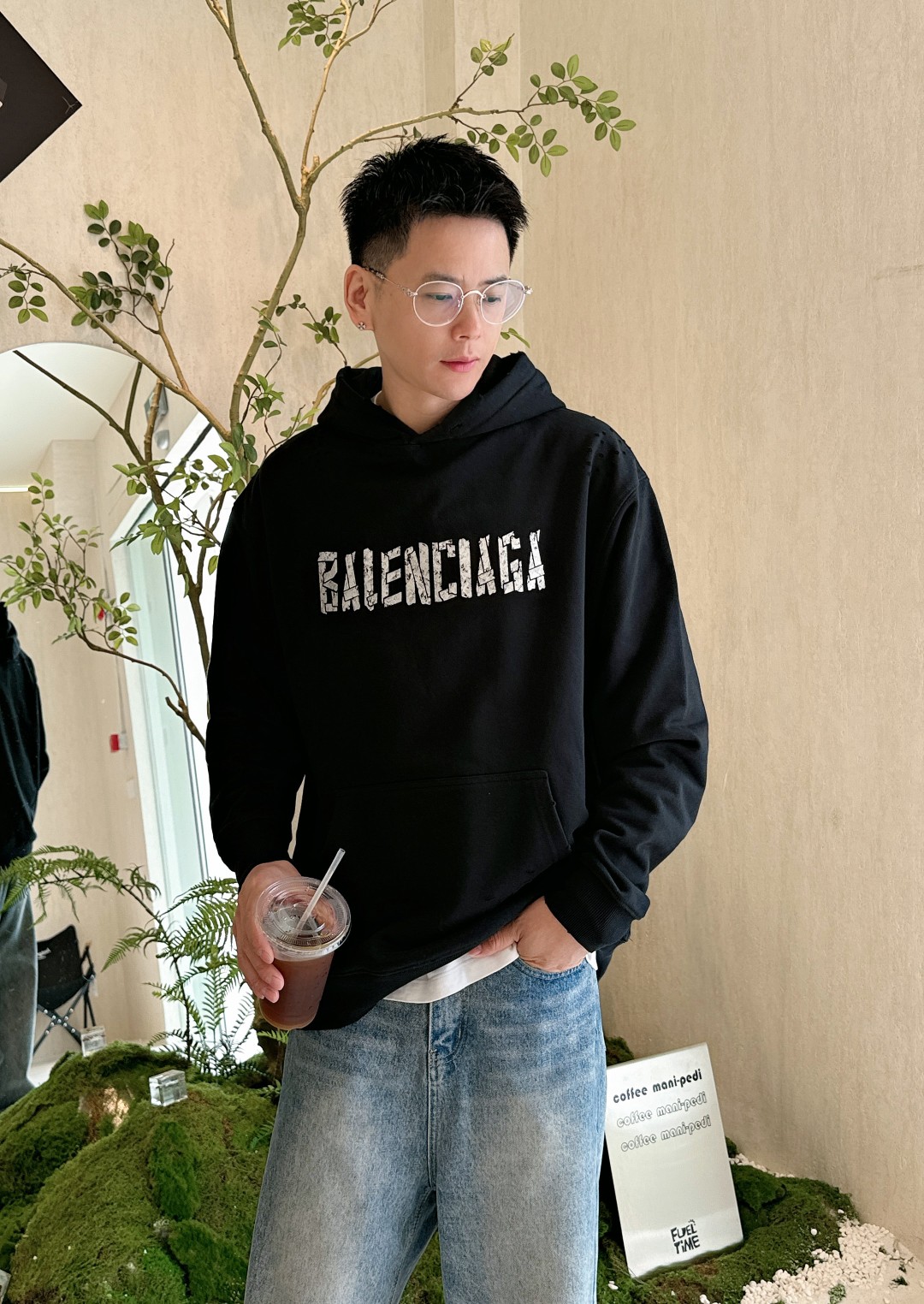 NO:527761,High-version Paris wear-breaking micro-old hat-collar sweatshirt Light luxuryism Must-have items for men and women's daily commuting outfits Correct version Welcome to compare Detailed features · Use 420g original fabric high-density plain-washing wind · Facial dust-free hair burning process Cut-breaking and hair-absorbing bottom · Three-dimensional old leather label · Double-needle thread cross-seaming process · Original model's water-washing tag moisture-proof paper packaging Color black/off-white Size S M L XL,,hoodie,sweatshirts,hats,alexander wang19860909高版本 巴黎磨破微做旧帽领卫衣 轻奢主义 男女日常通勤穿搭必备单品 正确版本 欢迎对比 详细特征 · 采用420克原版面料高密平纹洗水风 · 面部无尘烧毛工艺 割破磨毛 底部吸毛 · 立体做旧皮标 · 双针车线跨缝工艺 · 原版主唛水洗吊牌防潮纸包装 颜色黑色/灰白色 尺码S M L XL,,hoodie,sweatshirts,hats,alexander wang,Men's clothing