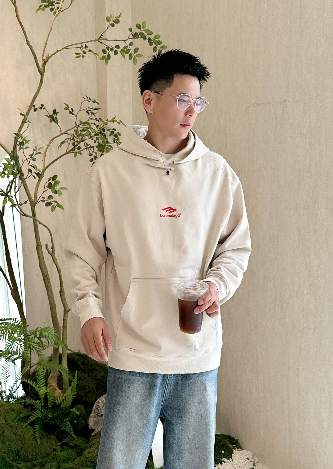 NO:527787,High-version Paris wear-out micro-old hat-collar sweatshirt Light luxuryism Must-have items for men and women's daily commuting outfits Correct version Welcome to compare Detailed features · Use 420g original fabric high-density plain-washing wind · Facial dust-free hair burning process Cut-breaking and hair-absorbing bottom · Handmade wire mesh environmentally friendly water slurry printing · Double-needle car thread cross-seaming process · Original owner label washing tag moisture-proof paper packaging Color black/off-white Size S M L XL,,hoodie,sweatshirts,hats,alexander wang19860909高版本 巴黎磨破微做旧帽领卫衣 轻奢主义 男女日常通勤穿搭必备单品 正确版本 欢迎对比 详细特征 · 采用420克原版面料高密平纹洗水风 · 面部无尘烧毛工艺 割破磨毛 底部吸毛 · 手工丝网环保水浆印花 · 双针车线跨缝工艺 · 原版主唛水洗吊牌防潮纸包装 颜色黑色/灰白色 尺码S M L XL,,hoodie,sweatshirts,hats,alexander wang,Men's clothing