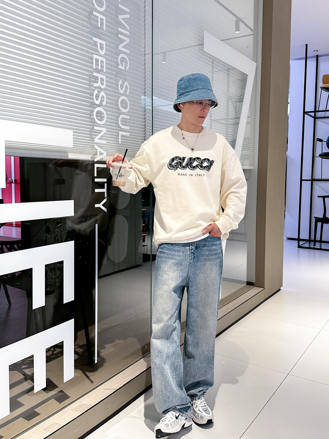 NO:527772,High-version GU stickers full of print jacquard letters printed pullover round neck sweatshirt Light luxuryism Must-have items for men and women's daily commuting outfits Correct version Welcome to compare Detailed features · Use 420g pure cotton double yarn fish scale terry fabric · Facial dust-free wool burning process Bottom wool absorbing environmentally friendly reactive dyeing · Printing + patch · Double-needle thread cross-seaming process · Original model label washing tag moisture-proof paper packaging Color apricot color Size S M L XL,,hoodie,sweatshirts,alexander wang19860909高版本 GU贴布满印提花字母印花套头圆领卫衣 轻奢主义 男女日常通勤穿搭必备单品 正确版本 欢迎对比 详细特征 · 采用420克纯棉双纱鱼鳞毛圈面料  · 面部无尘烧毛工艺 底部吸毛 环保活性染 · 印花＋贴布 · 双针车线跨缝工艺 · 原版主唛水洗吊牌防潮纸包装 颜色杏色 尺码S M L XL,,hoodie,sweatshirts,alexander wang,Men's clothing