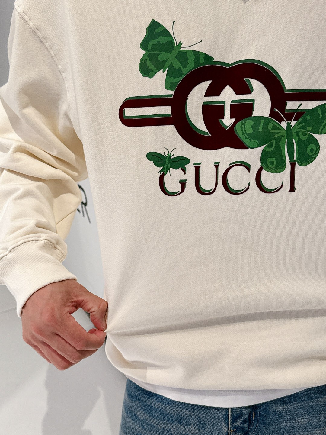 NO:527769,High-version GU Butterfly Double G Letter Logo Printed Round Neck Sweatshirt Light luxuryism Must-have items for men and women's daily commuting outfits Correct version Welcome to compare Detailed features · Use 420g pure cotton double yarn fish scale terry fabric · Facial dust-free wool burning process Bottom sucking environmentally friendly reactive dyeing · Handmade silk screen environmentally friendly water slurry printing + flocking · Double needle car thread cross-seaming · Original model's water-washed tag moisture-proof paper packaging Color apricot color Size S M L XL,,hoodie,sweatshirts,alexander wang19860909高版本 GU蝴蝶双G字母logo印花圆领卫衣 轻奢主义 男女日常通勤穿搭必备单品 正确版本 欢迎对比 详细特征 · 采用420克纯棉双纱鱼鳞毛圈面料  · 面部无尘烧毛工艺 底部吸毛 环保活性染 · 手工丝网环保水浆印花＋植绒 · 双针车线跨缝工艺 · 原版主唛水洗吊牌防潮纸包装 颜色杏色 尺码S M L XL,,hoodie,sweatshirts,alexander wang,Men's clothing