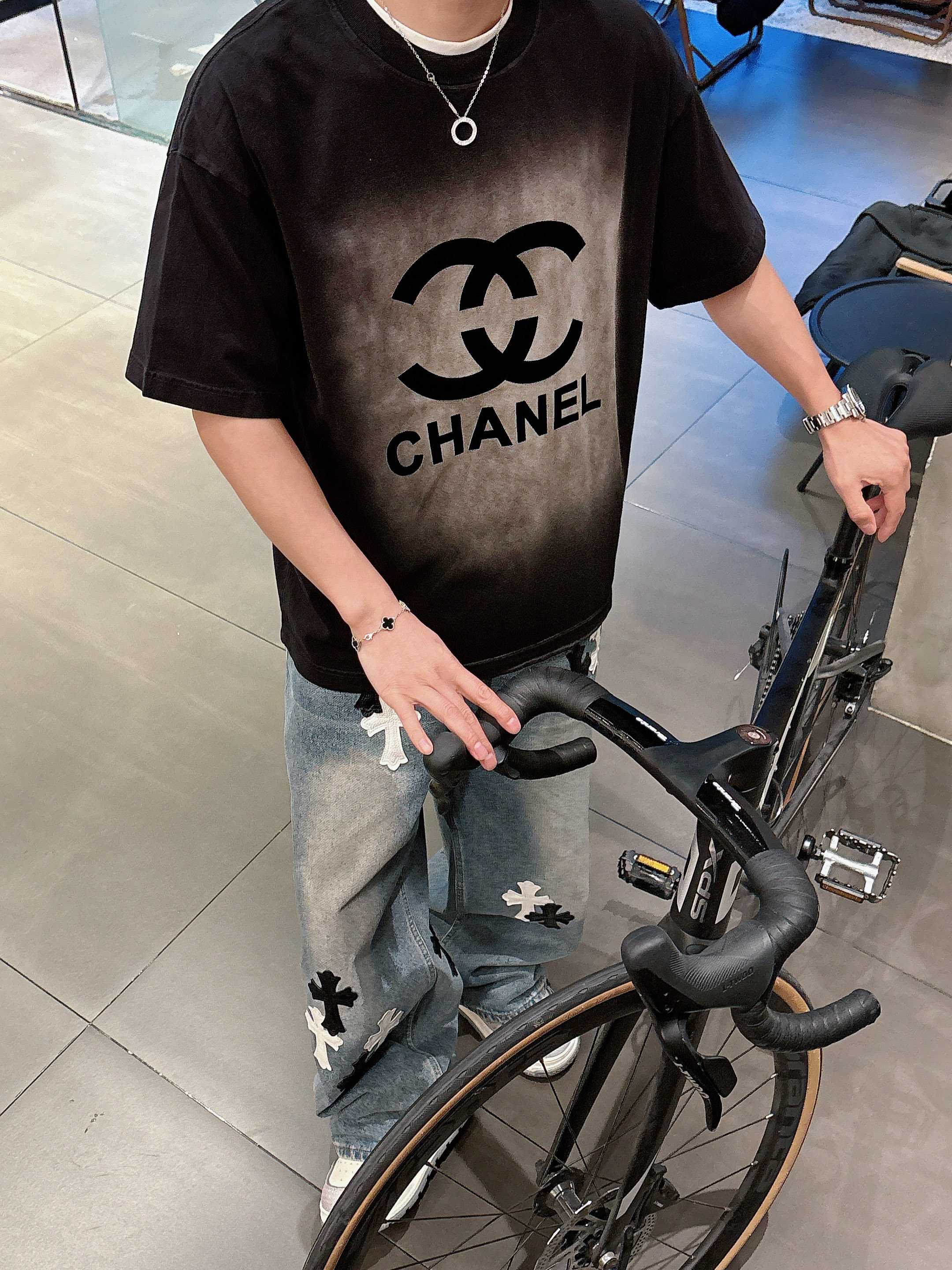 NO:162424,CHA25SS spring and summer new style flocking old printed short sleeves light luxuryism essential items for men and women's daily commuting outfits Correct version Welcome to compare Detailed features · 280g pure cotton double yarn sweat fabric · Special bold 32 double strands 1X1 threads · Imported flocking logo . Preparatory garments dyed, then faded fried snowflake process, then wash and make old. General washing and lifting effect · Double needle thread cross-seaming process · Original owner label washing tag brand moisture-proof paper packaging Color black/size S/M/L/XL,, T-shirt, alexander wang19860909CHA25SS春夏新款 植绒做旧印花短袖 轻奢主义 男女日常通勤穿搭必备单品 正确版本 欢迎对比 详细特征 · 280克 纯棉双纱汗布面料  · 同缸定染特种加粗32支双股1X1螺纹 · 进口植绒logo . 成衣做件染 再做褪色炒雪花工艺 再水洗做旧 . 普洗提升效果 · 双针车线跨缝工艺 · 原版主唛水洗吊牌品牌防潮纸包装 颜色黑色/ 尺码S/M/L/XL,,T-shirt,alexander wang,Men's clothing