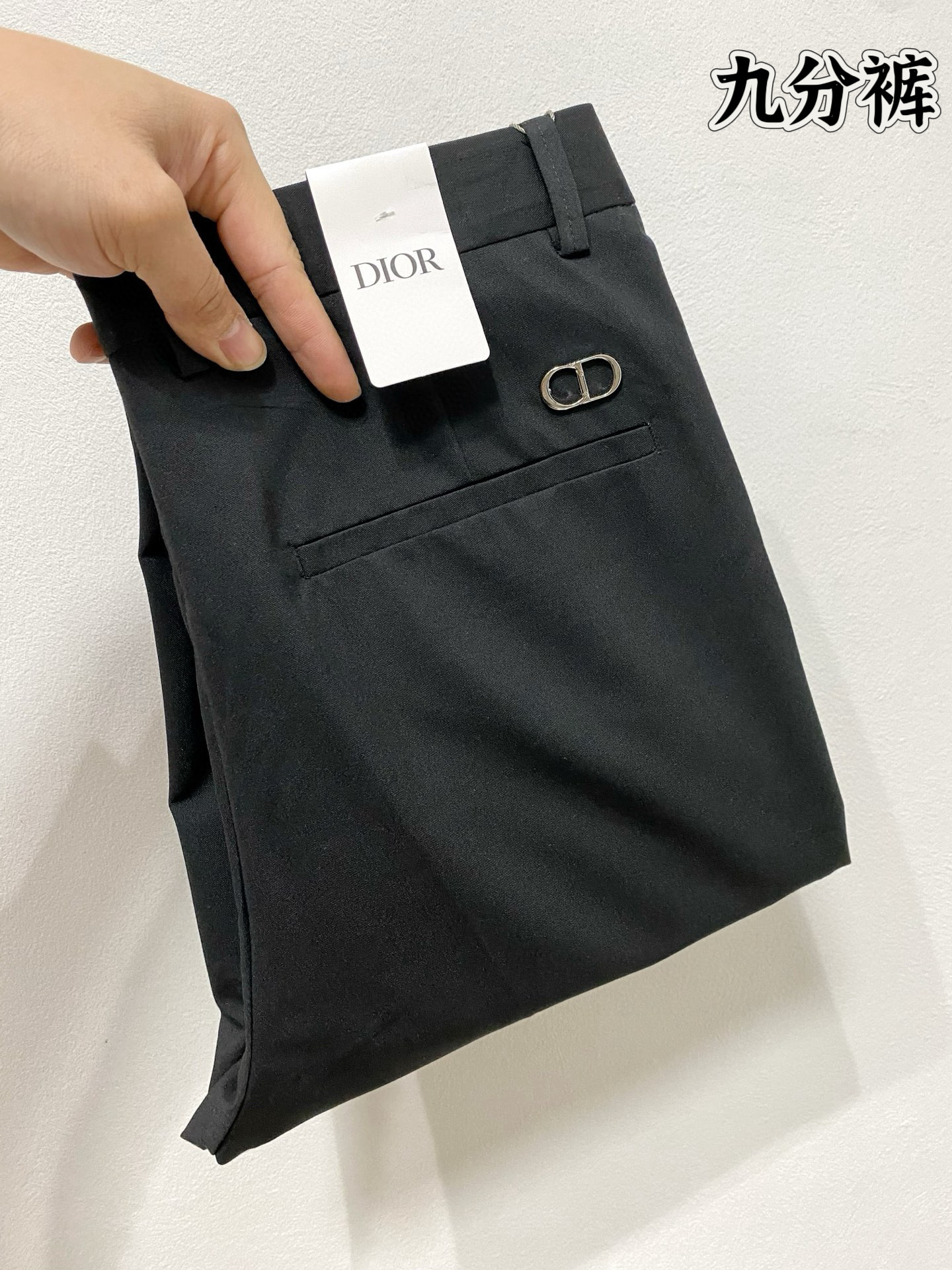 NO:450126,DIOR casual pants trousers [9-crop pants] 2025SS spring and summer new style, high-end custom pants special fabric, custom original hardware, heavy industry technology, fine line, custom fabric, soft and comfortable, significant texture, exquisite auxiliary materials, excellent upper body effect, complete three standards, standard sizes 28-38 (no 35),,dior,dior,alexander wang19860909DIOR迪奥 休闲裤 西裤【九分裤】2025SS春夏新款 高级定制裤子专用面料 定制原版五金 重工工艺打造 车工走线精细 定制面料 柔软舒适 质感显著 辅料精美 上身效果超赞 三标齐全 标准尺码28-38（无35）,,dior,dior,alexander wang,Men's clothing