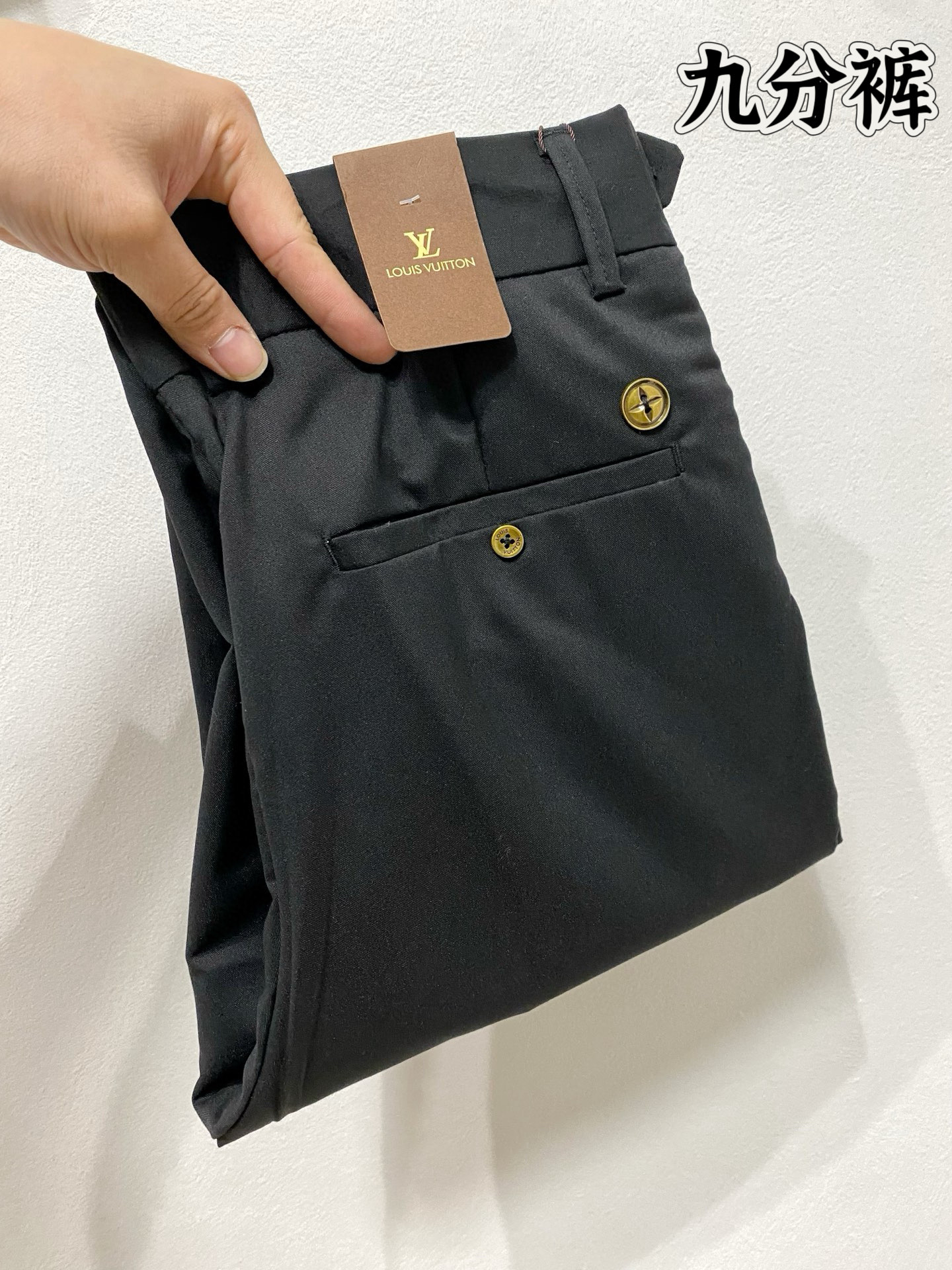 NO:450120,LV Louis Vuitton casual pants trousers [crown pants] 2025SS spring and summer new style, high-end custom pants special fabric, custom original hardware, heavy industry technology, fine line, custom fabric, soft and comfortable, significant texture, exquisite accessories, excellent upper body effect, complete three standards, standard sizes 28-38 (no 35),,louis vuitton,louis vuitton,alexander wang19860909LV路易威登 休闲裤 西裤【九分裤】2025SS春夏新款 高级定制裤子专用面料 定制原版五金 重工工艺打造 车工走线精细 定制面料 柔软舒适 质感显著 辅料精美 上身效果超赞 三标齐全 标准尺码28-38（无35）,,louis vuitton,louis vuitton,alexander wang,Men's clothing