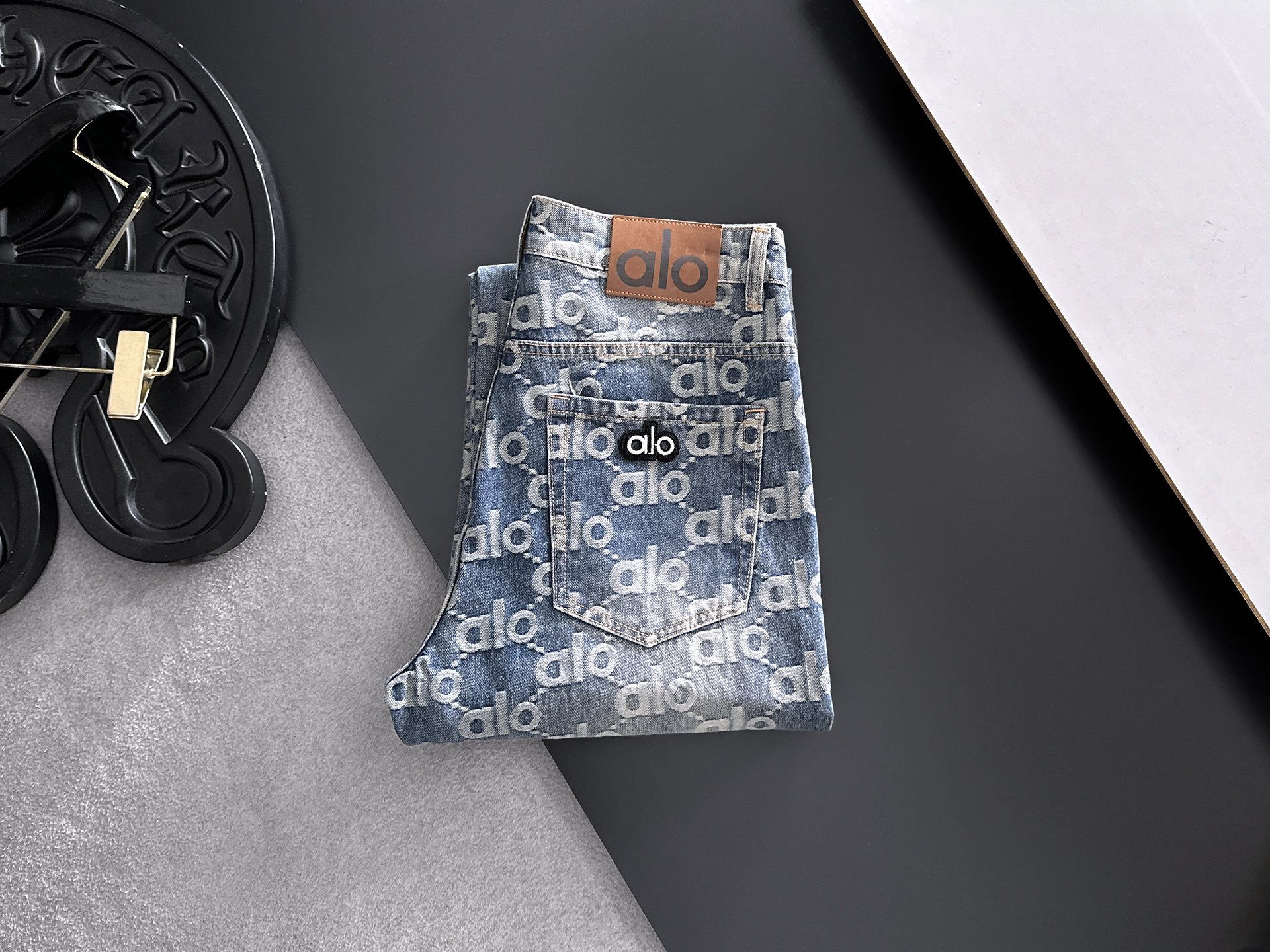 NO:925808,alo Alo's 2026 new men's jeans. The fabric has good elasticity. Exclusively available on the official website. Fashionable and elegant. Heavy craftsmanship design. Using original color yeast washing process. Selected imported heavyweight denim denim fabric. Equipped with counter hardware decoration. Genuine leather label. Exquisite stitching. Big-brand style. Worth owning. Size 28-38, shipped next day,,jeans,19860909alo阿洛 2026新品男士牛仔裤 面料弹性好.独家发售 官网同步 时尚优雅 重工艺设计.采用原色酵母水洗工艺 精选进口重磅丹宁牛仔面料 配专柜五金装饰 真皮皮牌 精致车线 大牌风范 值得拥有.码数28-38,隔天出货,,jeans,,Men's clothing