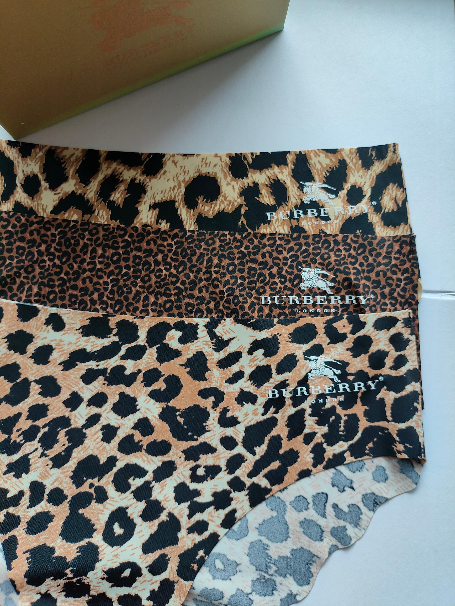  BURBERRY 巴宝莉
S 120-140斤
M 140-160斤
L 160-180斤
XL 18