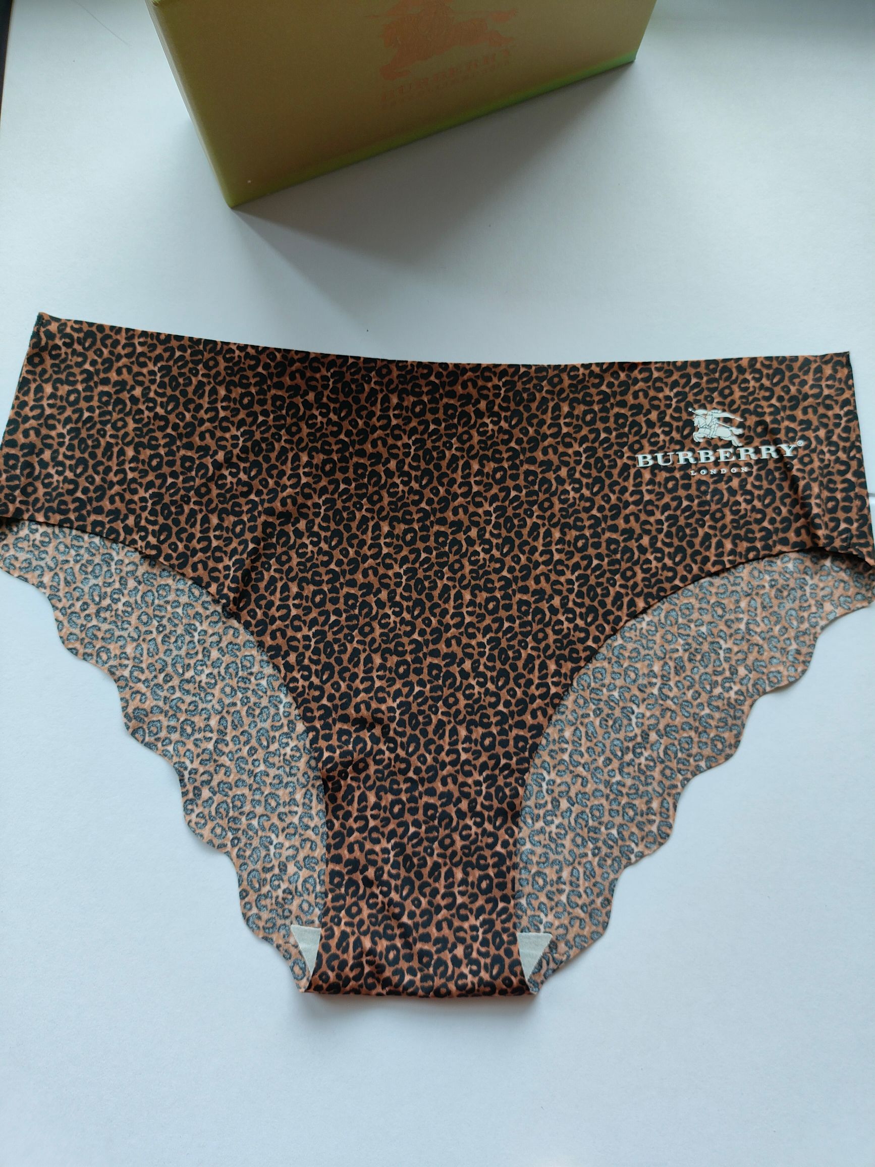  BURBERRY 巴宝莉
S 120-140斤
M 140-160斤
L 160-180斤
XL 18