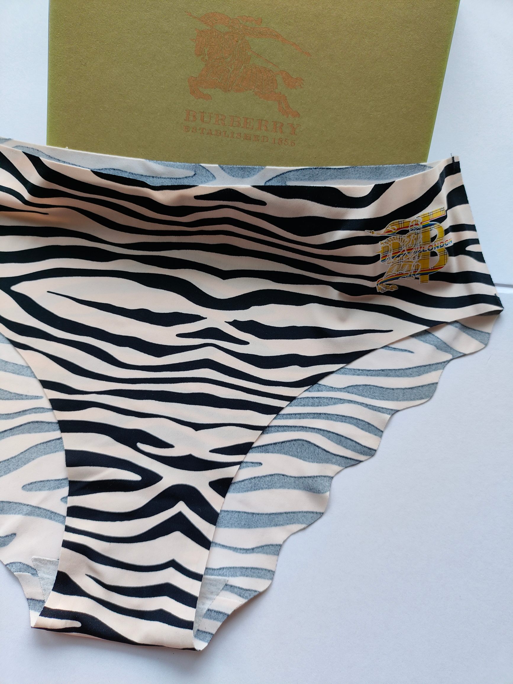 BURBERRY 巴宝莉
S 120-140斤
M 140-160斤
L 160-180斤
XL 18