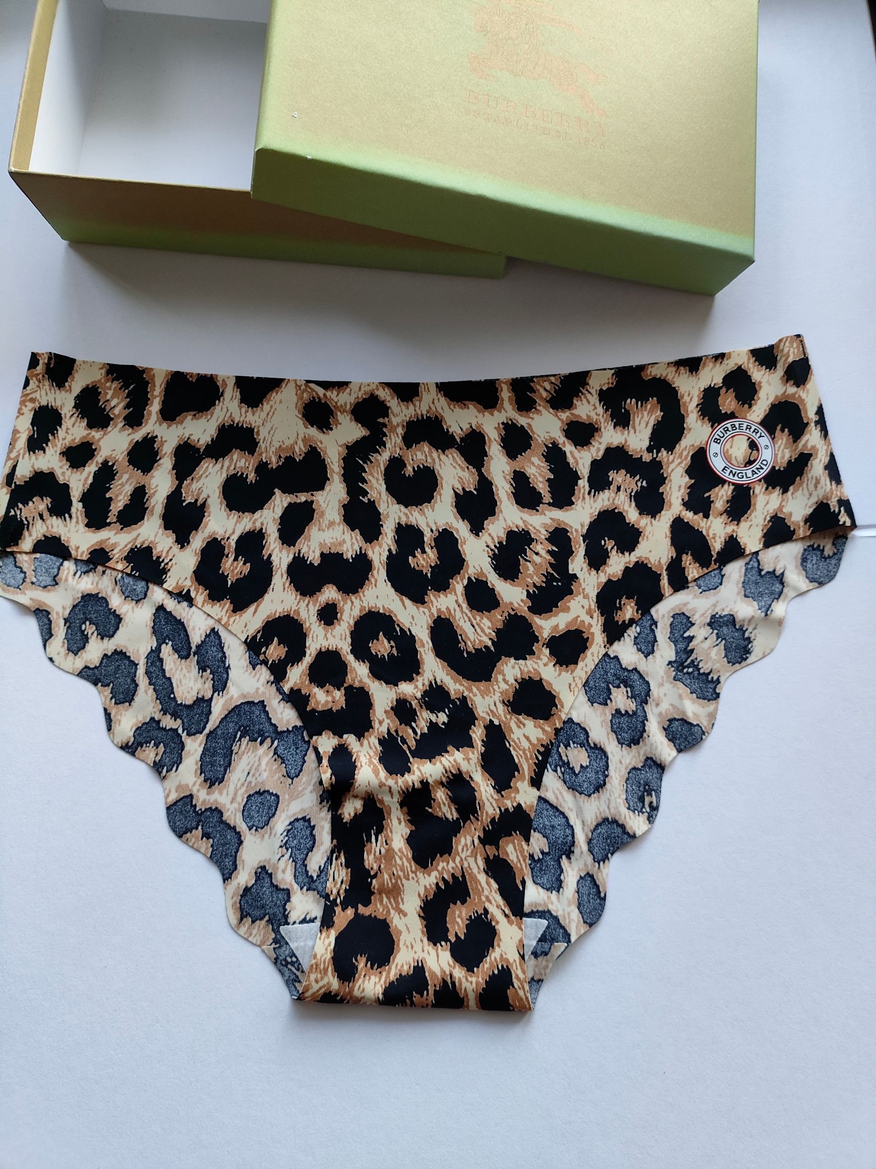  BURBERRY 巴宝莉
S 120-140斤
M 140-160斤
L 160-180斤
XL 18