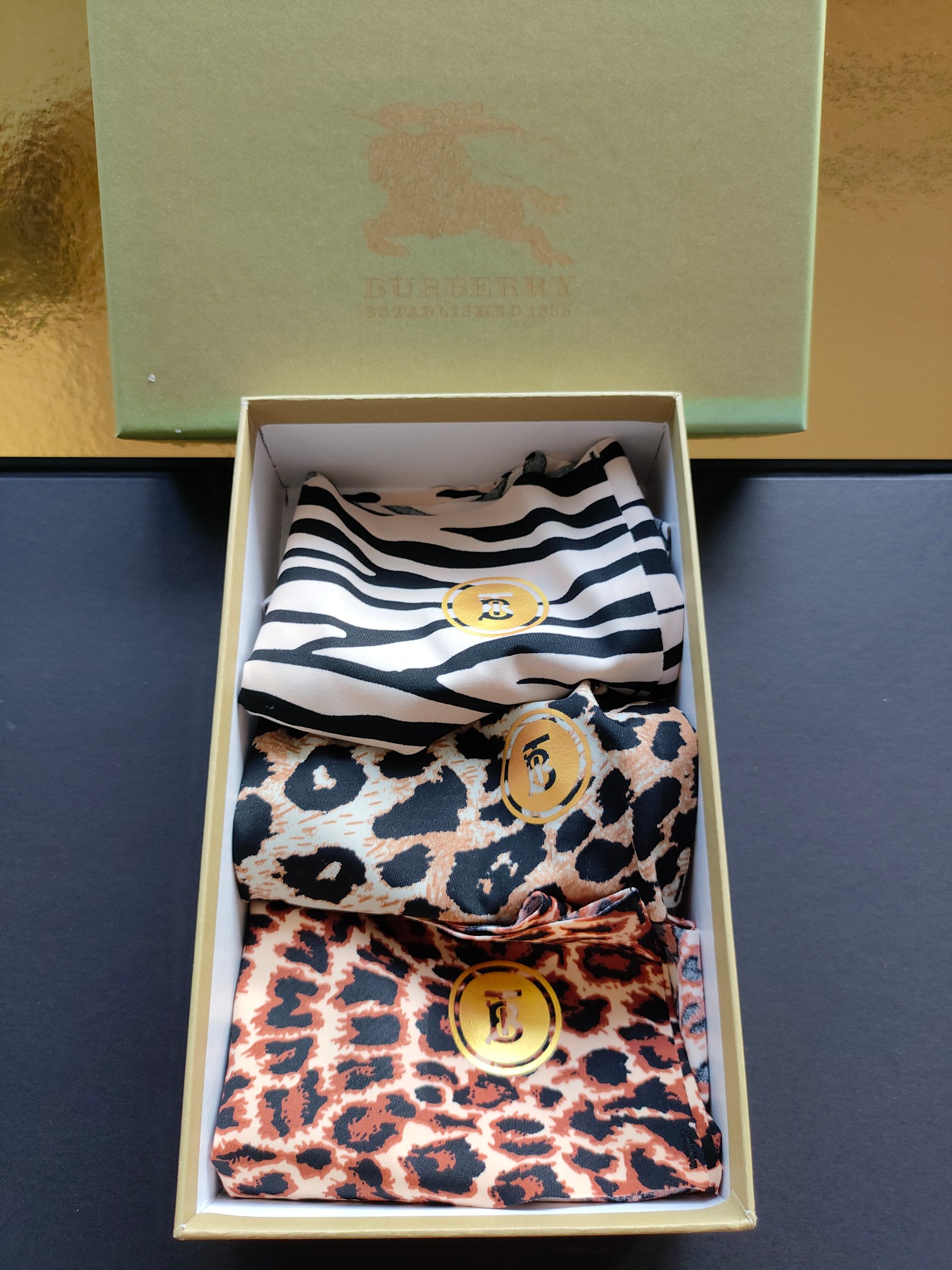  BURBERRY 巴宝莉
S 120-140斤
M 140-160斤
L 160-180斤
XL 18
