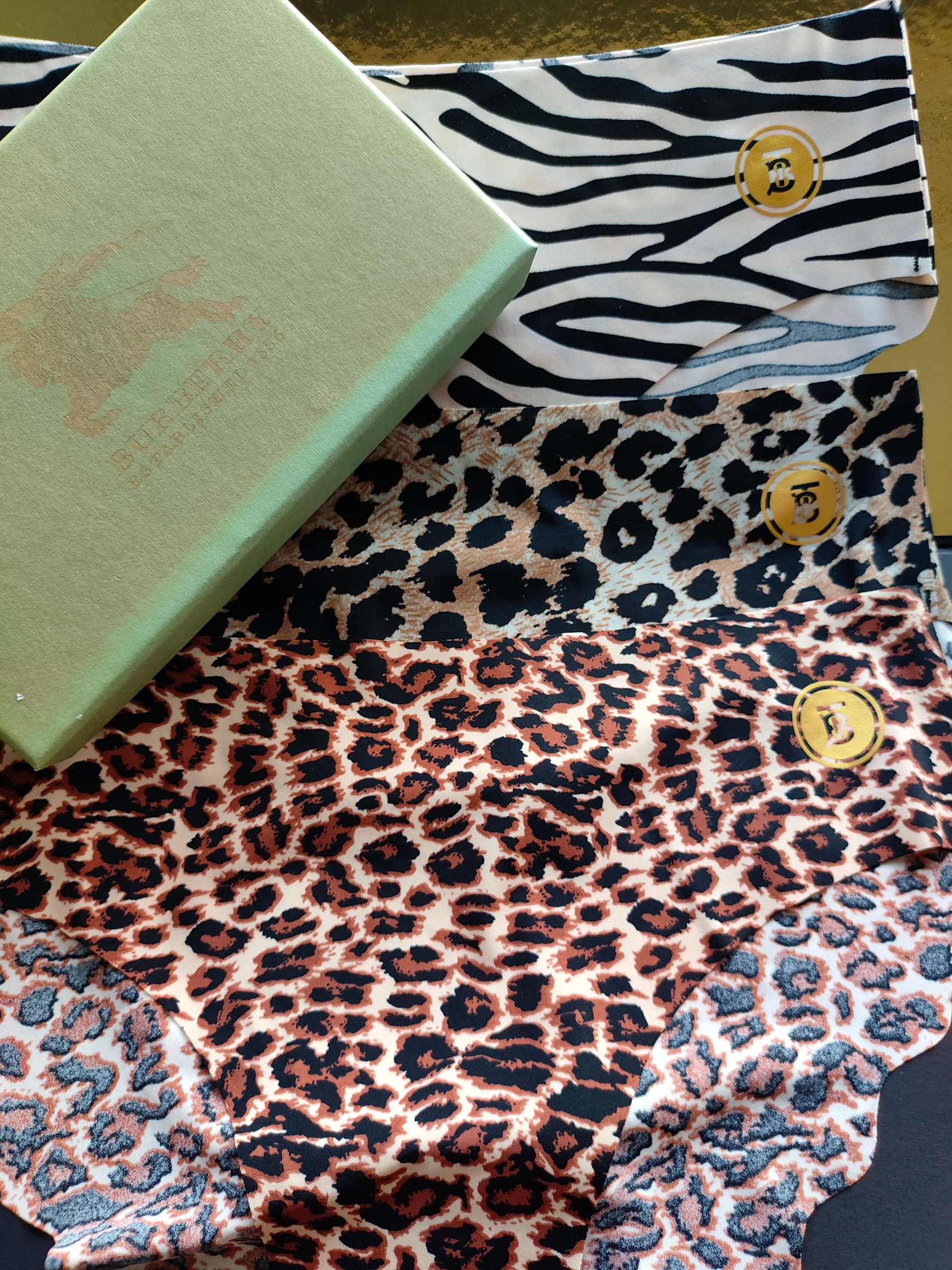  BURBERRY 巴宝莉
S 120-140斤
M 140-160斤
L 160-180斤
XL 18