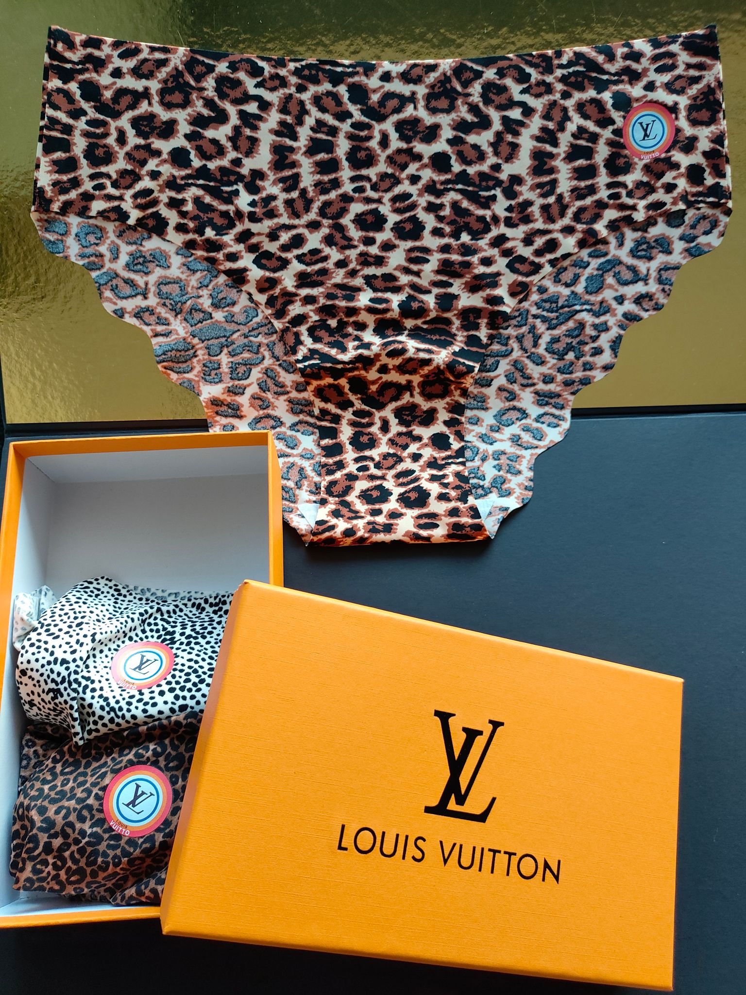 .LOUIS VUITTON. LV
S 120-140斤
M 140-160斤
L 160-180斤