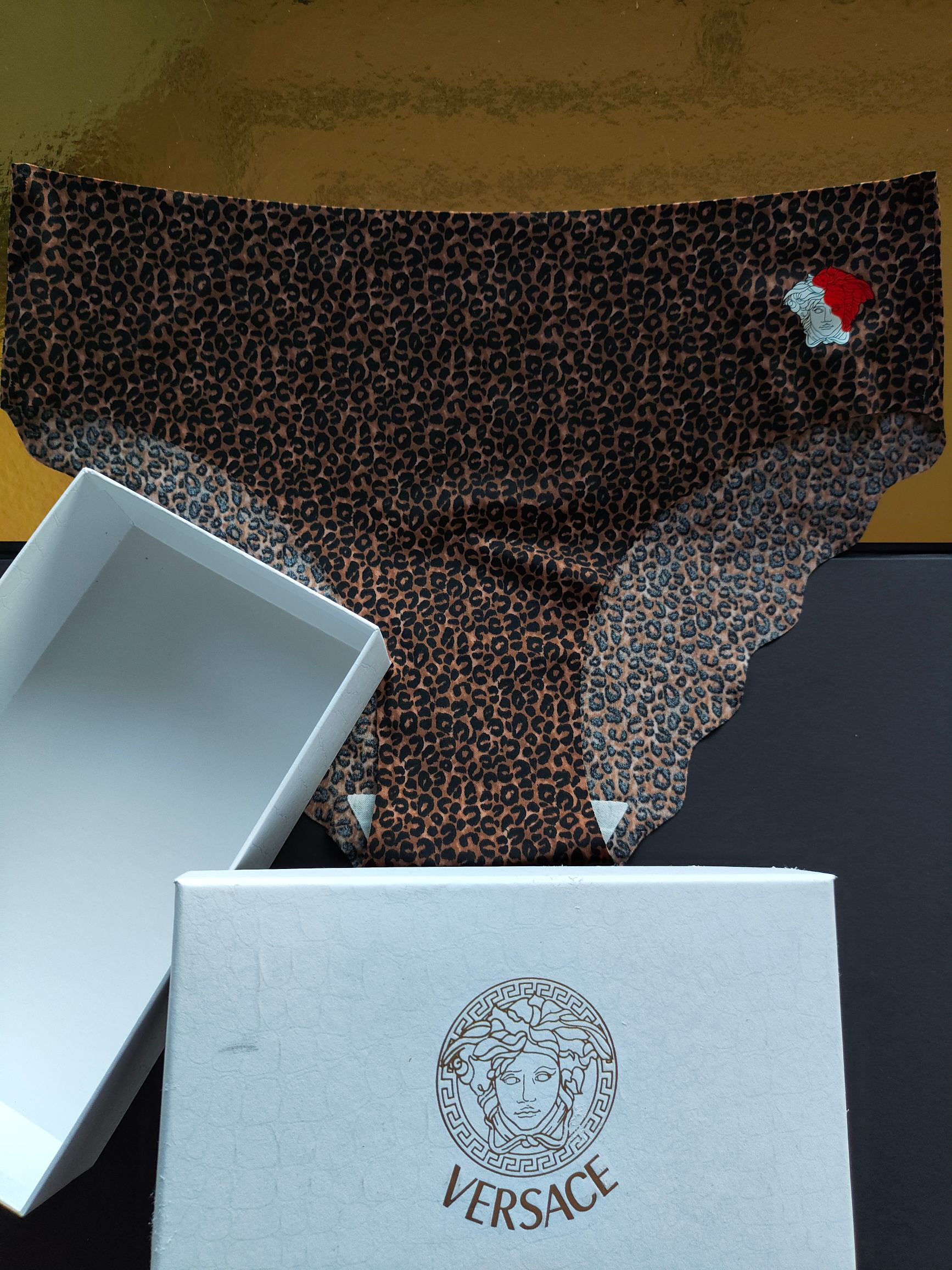  VERSACE 范思哲
S 120-140斤
M 140-160斤
L 160-180斤
XL 180