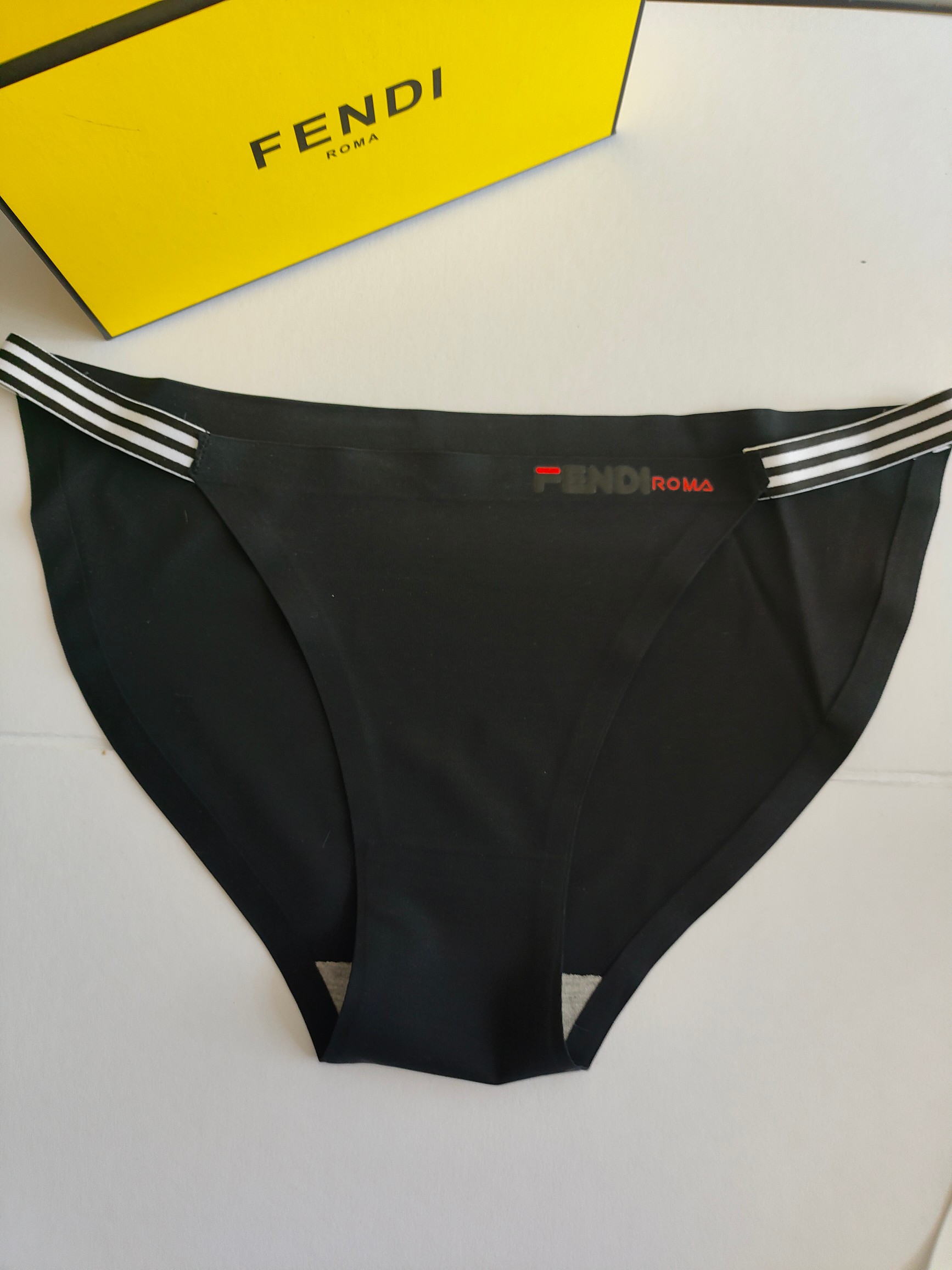 FENDI 芬迪M 建议80-100斤L 建议100-120斤XL建议120-140斤冰丝