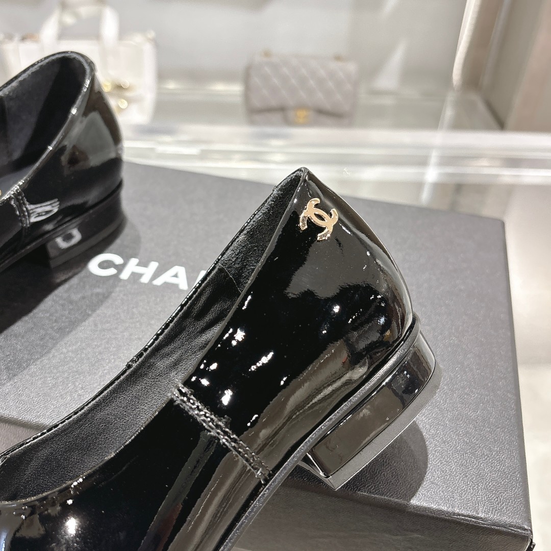 NO:237090,25C early spring new Chanel Chanel loafers; fabric patent leather color black; white; wine red, size 5-40; (custom 41 custom made without return), rubber sole genuine leather sole;, loafers, chanel, chanel, loafers1986090925C早春新款 chanel香奈儿 乐福鞋 ；面料漆皮颜色黑色；白色；酒红,码数5-40；（定做41定做不退换）,橡胶底 真皮底；,乐福鞋,chanel,chanel,loafers,Women's Shoes
