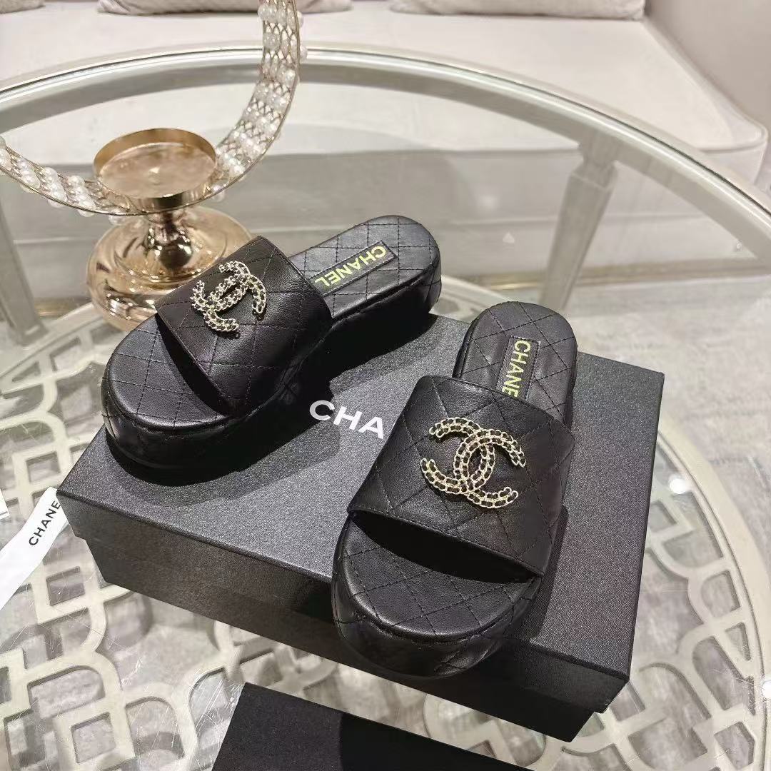 NO:166407,Chanel 2025 Xiaoxiang C home thick-soled sandals series, synchronized on the official website, classic and elegant, casual outfits, original logo ~ uses imported sheepskin and C home custom fabrics, with a variety of colors for the goddess to choose from!  Number of codes 36~40 (35.41.42 custom made without return) color 5 colors;, slippers, chanel, chanel, chanel, slippers, sheepskin19860909Chanel香奈儿2025小香C家厚底凉拖系列 官网同步,经典高雅 ,随意穿搭 原版logo标～选用进口羊皮和c家定制面料,多种颜色供女神选择！ 码数36～40(35.41.42定做不退换）颜色5色；,拖鞋,chanel,chanel,chanel,slippers,sheepskin,Women's Shoes