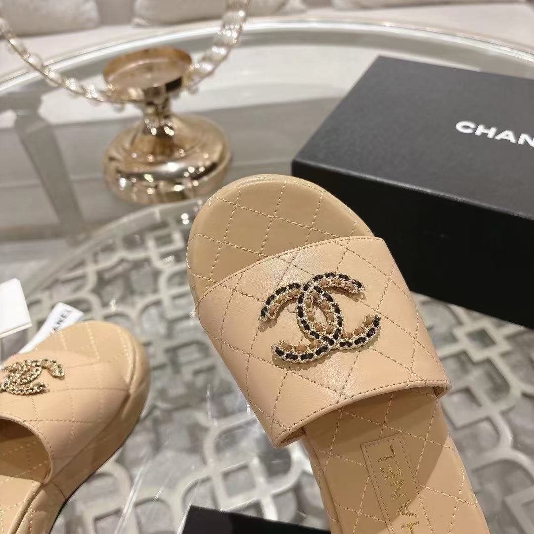 NO:237081,Chanel 2025 Xiaoxiang C home thick-soled sandals series, synchronized on the official website, classic and elegant, casual outfits, original logo ~ uses imported sheepskin and C home custom fabrics, with a variety of colors for the goddess to choose from!  Number of codes 36~40 (35.41.42 custom made without return) color 5 colors;, slippers, chanel, chanel, chanel, slippers, sheepskin19860909Chanel香奈儿2025小香C家厚底凉拖系列 官网同步,经典高雅 ,随意穿搭 原版logo标～选用进口羊皮和c家定制面料,多种颜色供女神选择！ 码数36～40(35.41.42定做不退换）颜色5色；,拖鞋,chanel,chanel,chanel,slippers,sheepskin,Women's Shoes