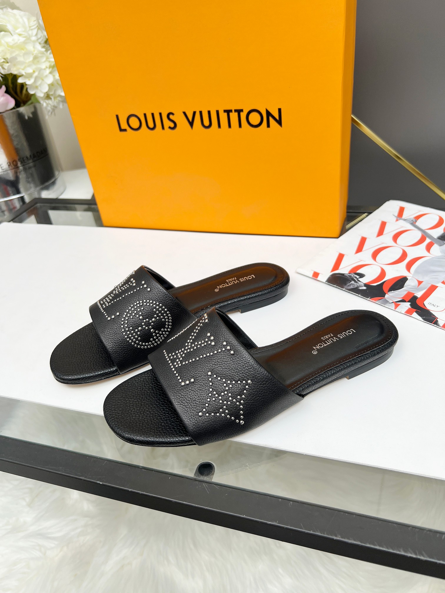 NO:256169,A must-have for fashionable things!  LV flat-heeled slippers are crazy. Who knows the family?  Buy this pair of LV Louis Vuitton flat-heeled slippers and directly start a new trend of lazy and fashionable summer ~ It is a super simple one-string design, without any extra, but it perfectly combines French elegance and casualness. The upper is made of imported cowhide, with an unremarkable texture, and every texture shows high-end quality. The brand's iconic rivet pattern is low-key and luxurious, and it firmly grasps the essence of fashion. The inner part of the sheepskin is soft and skin-friendly, so it is not too comfortable to wear barefoot. The anti-slip rubber sole is practical and safe, and it is always with you whether you are shopping or vacationing. Wear it, instantly enhance your aura and easily become the focus of the street!  Who can reject this pair of slippers that have both beauty and strength?  #LV slippers #fashion items #summer outfit size 35-40 (custom made 41 42 no return or exchange), slippers, louis vuitton, louis vuitton, slippers, cowhide, sheepskin19860909时髦精必备！LV平跟拖鞋杀疯了  家人们谁懂啊！入手这双LV路易威登平跟拖鞋,直接开启夏日慵懒时髦新风潮～  它是超简约的一字带设计,没有一丝多余,却将法式优雅与随性完美融合.鞋面采用进口牛皮,质感细腻得不像话,每一处纹理都彰显着高级.品牌标志性铆钉图案,低调又奢华,狠狠拿捏住时尚精髓.羊皮内里,亲肤柔软,光脚穿不要太舒服.防滑橡胶底,实用又安心,无论是逛街还是度假,都稳稳相伴.  穿上它,瞬间提升气场,轻松成为街头焦点！谁能拒绝这双美貌与实力并存的拖鞋呢？ #LV拖鞋 #时尚单品 #夏日穿搭 码数35-40（定做41 42 不退换）,拖鞋,louis vuitton,louis vuitton,slippers,cowhide,sheepskin,Women's Shoes