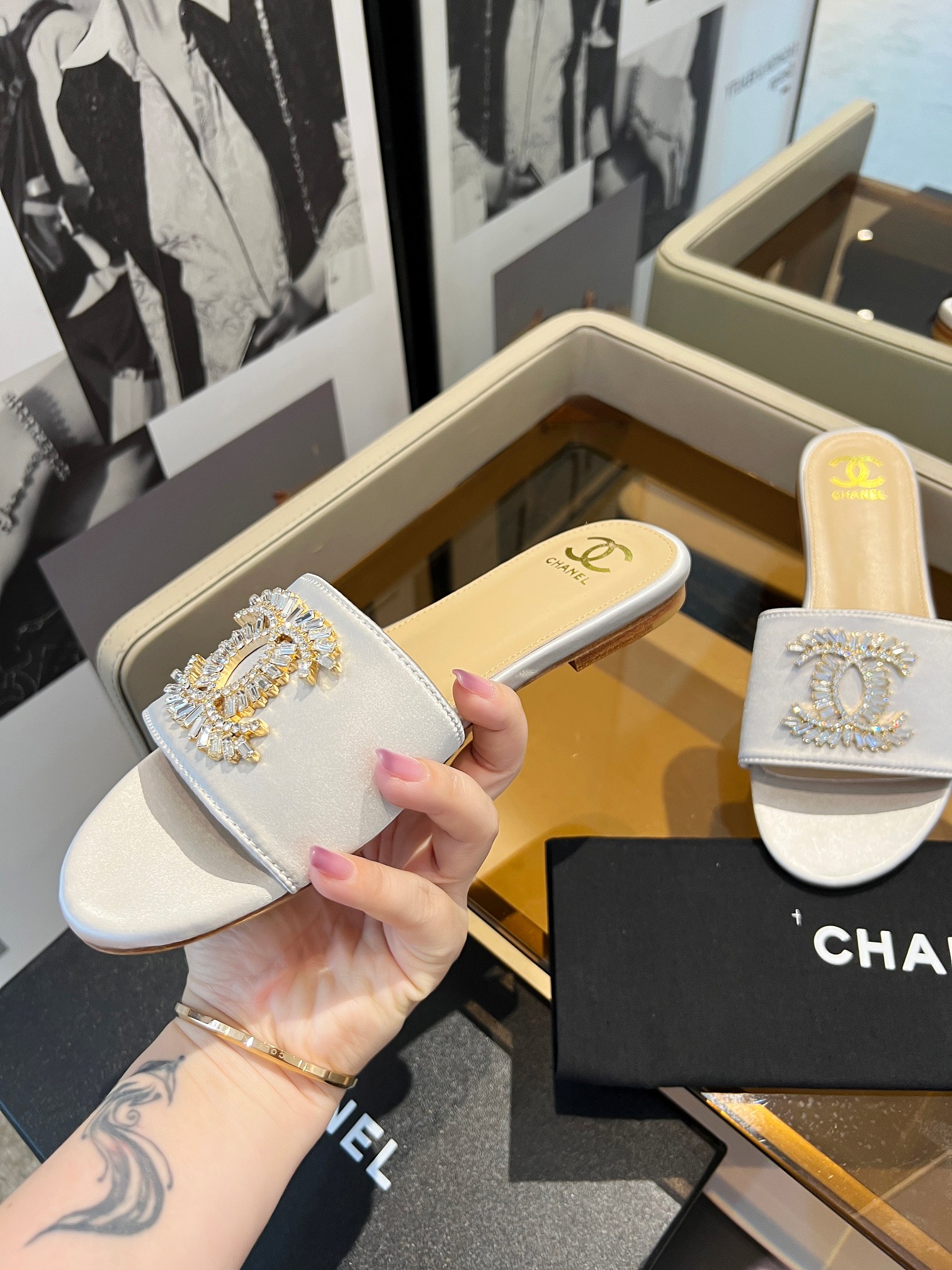 🎉🎉🎉Chanel小香C家凉拖系列 官网同步，经典高雅 ，随意穿搭  🌹🌹🌹🌹原版logo标～选用进口牛皮和c家定制面料，多种颜色供女神选择！❤️❤️❤️❤️
码数：36～40（定做35 41 42 43  44定做不退换）出厂价:橡胶230  皮底270

👉