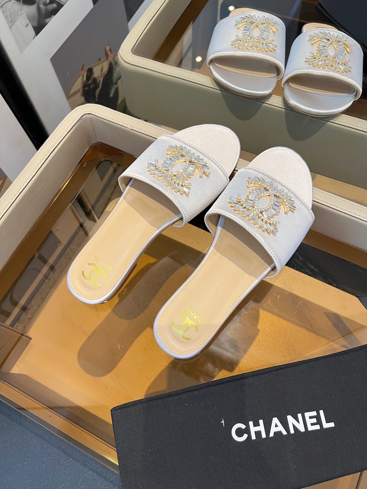 🎉🎉🎉Chanel小香C家凉拖系列 官网同步，经典高雅 ，随意穿搭  🌹🌹🌹🌹原版logo标～选用进口牛皮和c家定制面料，多种颜色供女神选择！❤️❤️❤️❤️
码数：36～40（定做35 41 42 43  44定做不退换）出厂价:橡胶230  皮底270

👉