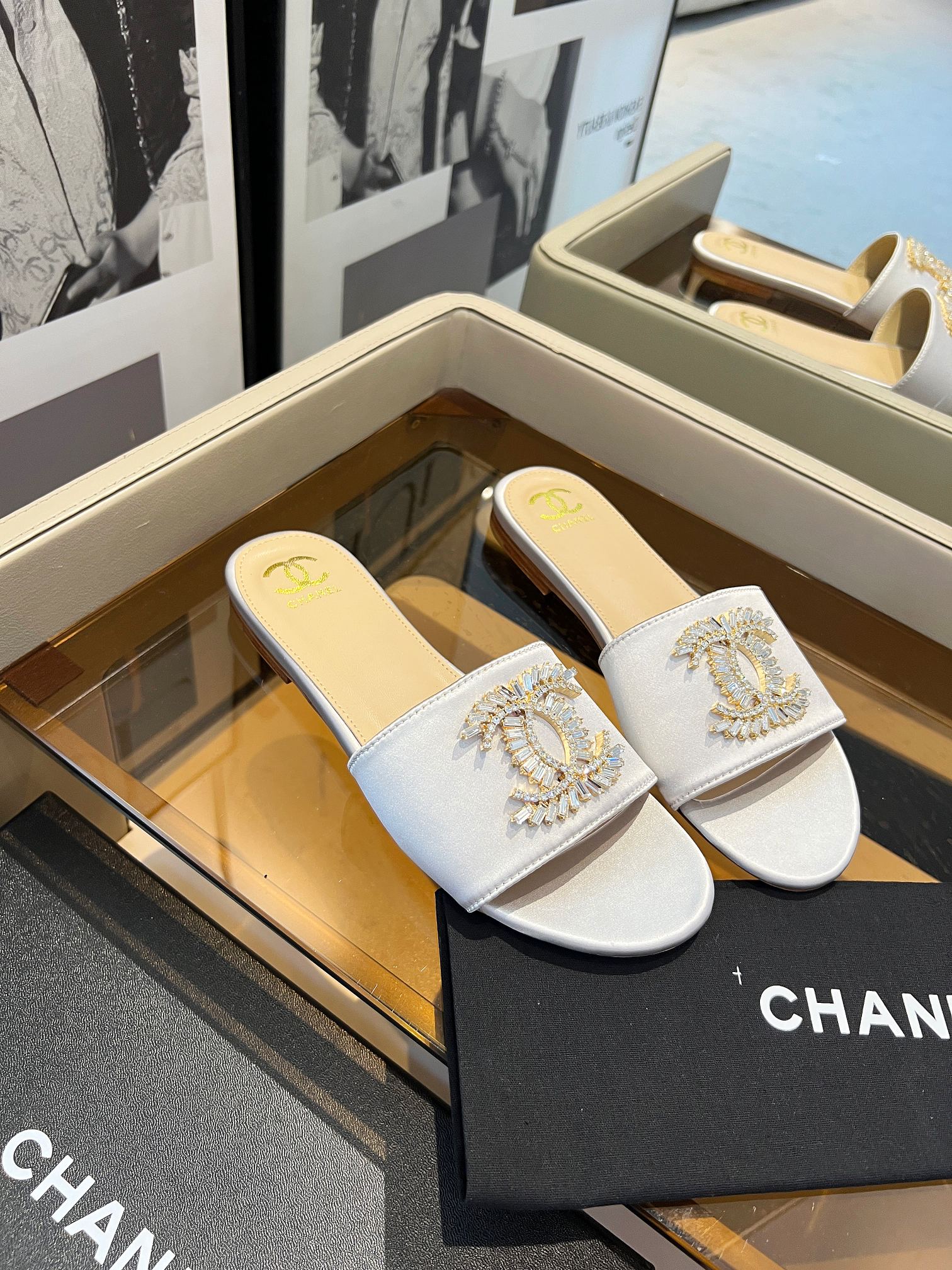 🎉🎉🎉Chanel小香C家凉拖系列 官网同步，经典高雅 ，随意穿搭  🌹🌹🌹🌹原版logo标～选用进口牛皮和c家定制面料，多种颜色供女神选择！❤️❤️❤️❤️
码数：36～40（定做35 41 42 43  44定做不退换）出厂价:橡胶230  皮底270

👉