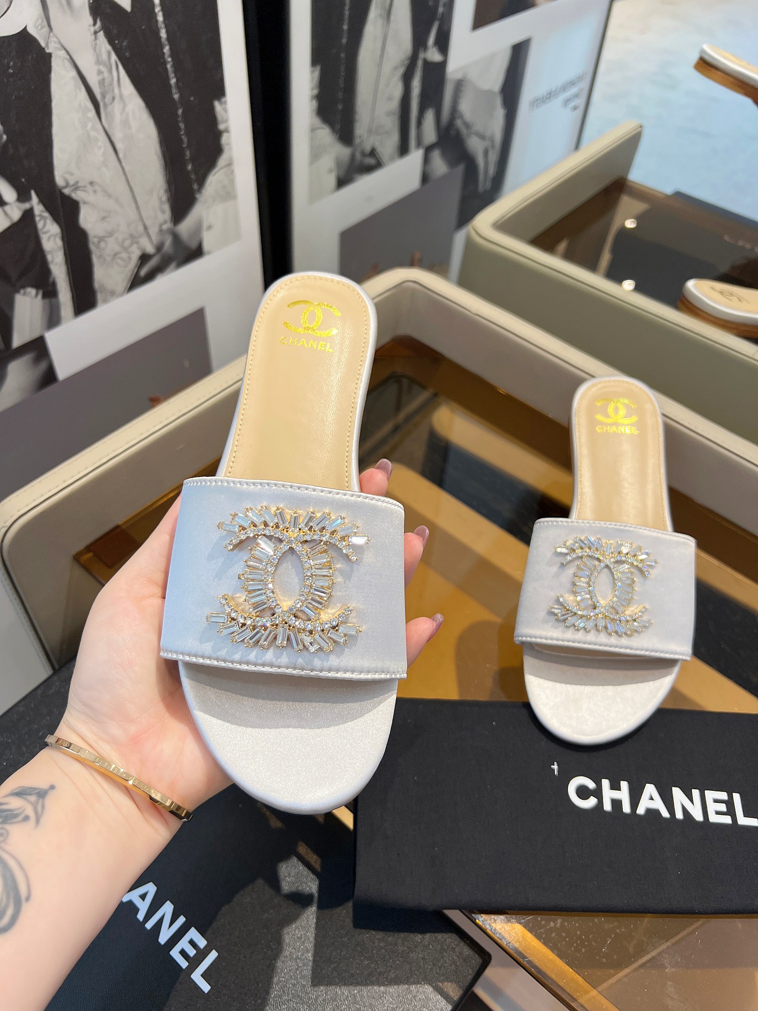 🎉🎉🎉Chanel小香C家凉拖系列 官网同步，经典高雅 ，随意穿搭  🌹🌹🌹🌹原版logo标～选用进口牛皮和c家定制面料，多种颜色供女神选择！❤️❤️❤️❤️
码数：36～40（定做35 41 42 43  44定做不退换）出厂价:橡胶230  皮底270

👉