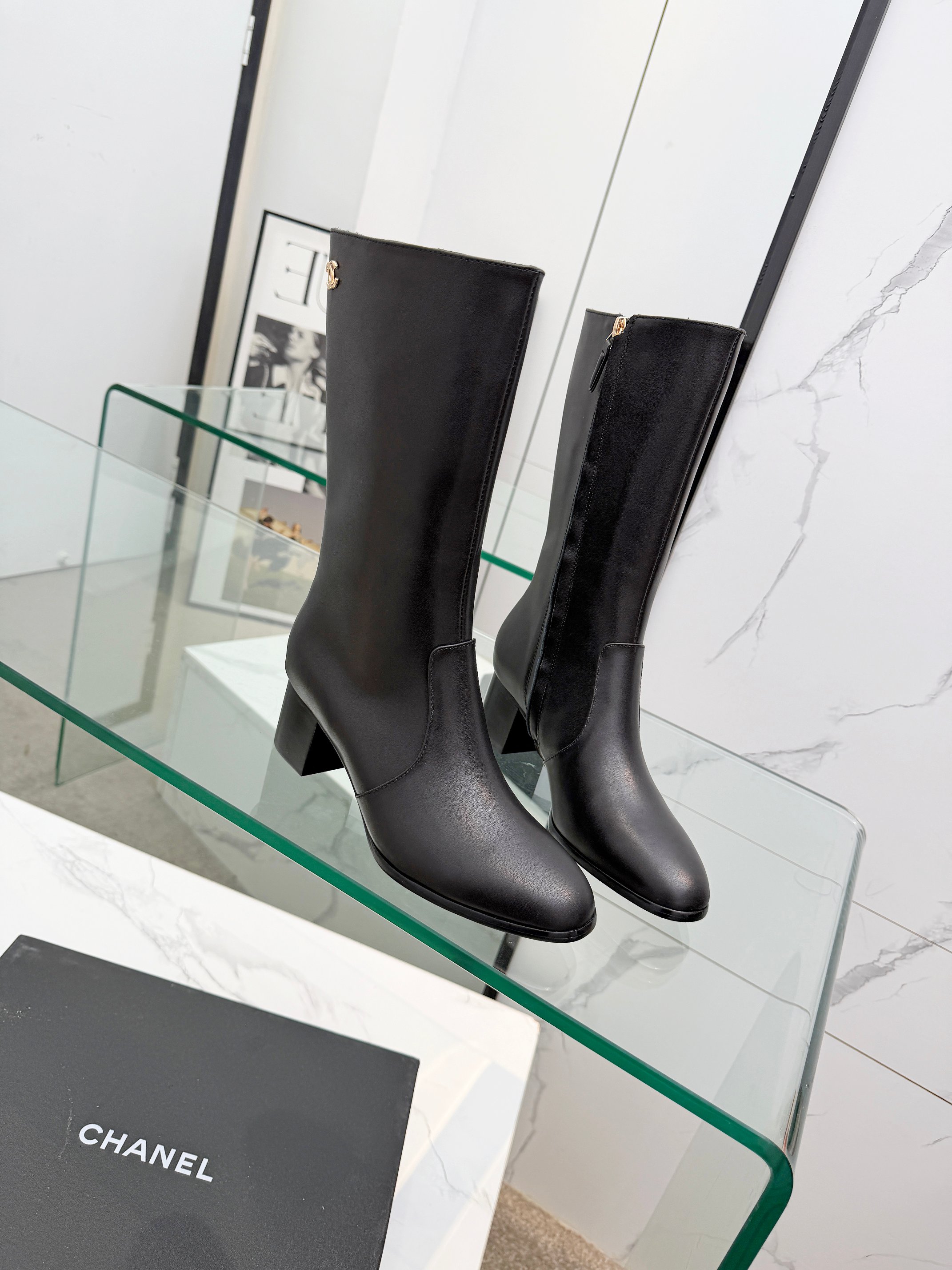 NO:615707,Rubber sole Leather sole CHANEL simple boots ♀Chanel autumn and winter thick heel mid-calf boots｜Finally waited for it!  The same style as the celebrity show. Classic double C buckle embellishment. Every detail exudes a sense of luxury. Imported grained cowhide + high mercerized suede cowhide. Texture and appearance are both online. Inner zipper design. Easy to put on and take off. Soft sheepskin lining. Every step is like stepping on the clouds. 6cm thick heel height quietly lengthens the leg line. Long legs can be handled in an instant~ This winter, let your feet live in the gentleness of Chanel. Classic but not outdated, high-end but not ostentatious.  #chanel秋winterboots #半妖精的综合 #大狠物 Fabric: leather and suede, two options. Heel height 6cm; size 34-42 (34 4142 is custom-made and non-refundable), boots, chanel, chanel, boots, cowhide, sheepskin19860909橡胶底 皮底 CHANEL 简洁款靴子 ♀香奈儿秋冬粗跟中筒靴｜终于等到它了！ 明星秀场同款 经典双C扣点缀 每一个细节都散发着高级感 进口粒面牛皮+高丝光绒面牛皮 质感与颜值双双在线 内侧拉链设计 穿脱轻松不费力 柔软羊皮内里 每一步都像踩在云端 6cm粗跟高度 悄悄拉长腿部线条 大长腿瞬间拿捏～ 这个冬天,让双脚住进香奈儿的温柔里吧 经典不过时,高级不张扬 #香奈儿秋冬靴 #高级感穿搭 #大长腿神器 面料:皮面绒面两种选择. 跟高6cm; 码数34-42（34 4142定做不退换）,靴子,chanel,chanel,boots,cowhide,sheepskin,Women's Shoes