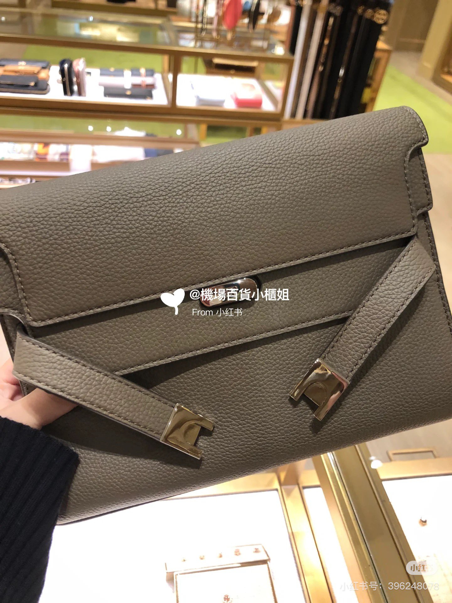 Tory Burch Tory burch重新演繹經典lee系列牛皮打造 高质感觉多种顏色配搭隨性造 包口可敞开、半系半敞、或全部扣上