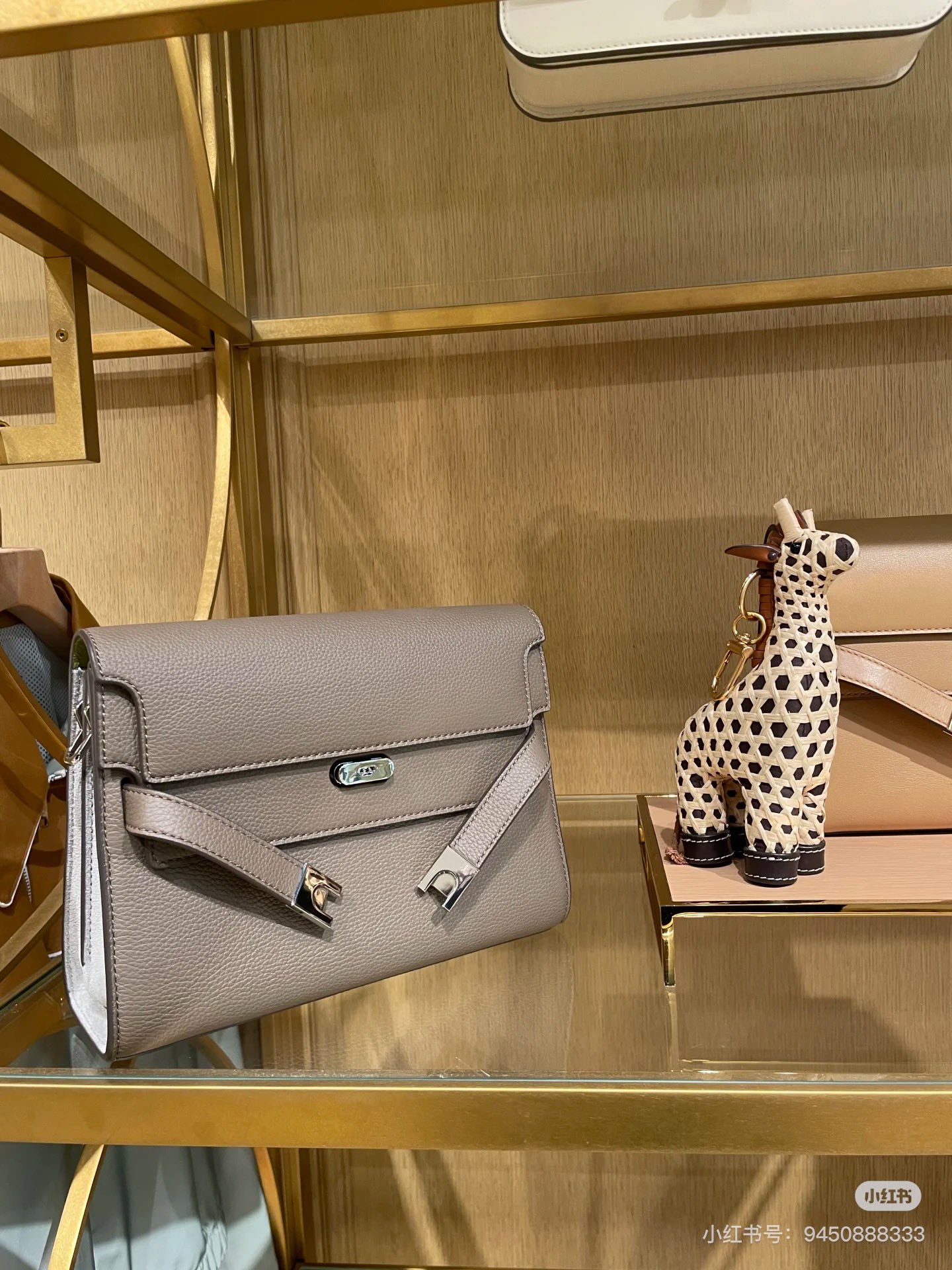 Tory Burch Tory burch重新演繹經典lee系列牛皮打造 高质感觉多种顏色配搭隨性造 包口可敞开、半系半敞、或全部扣上