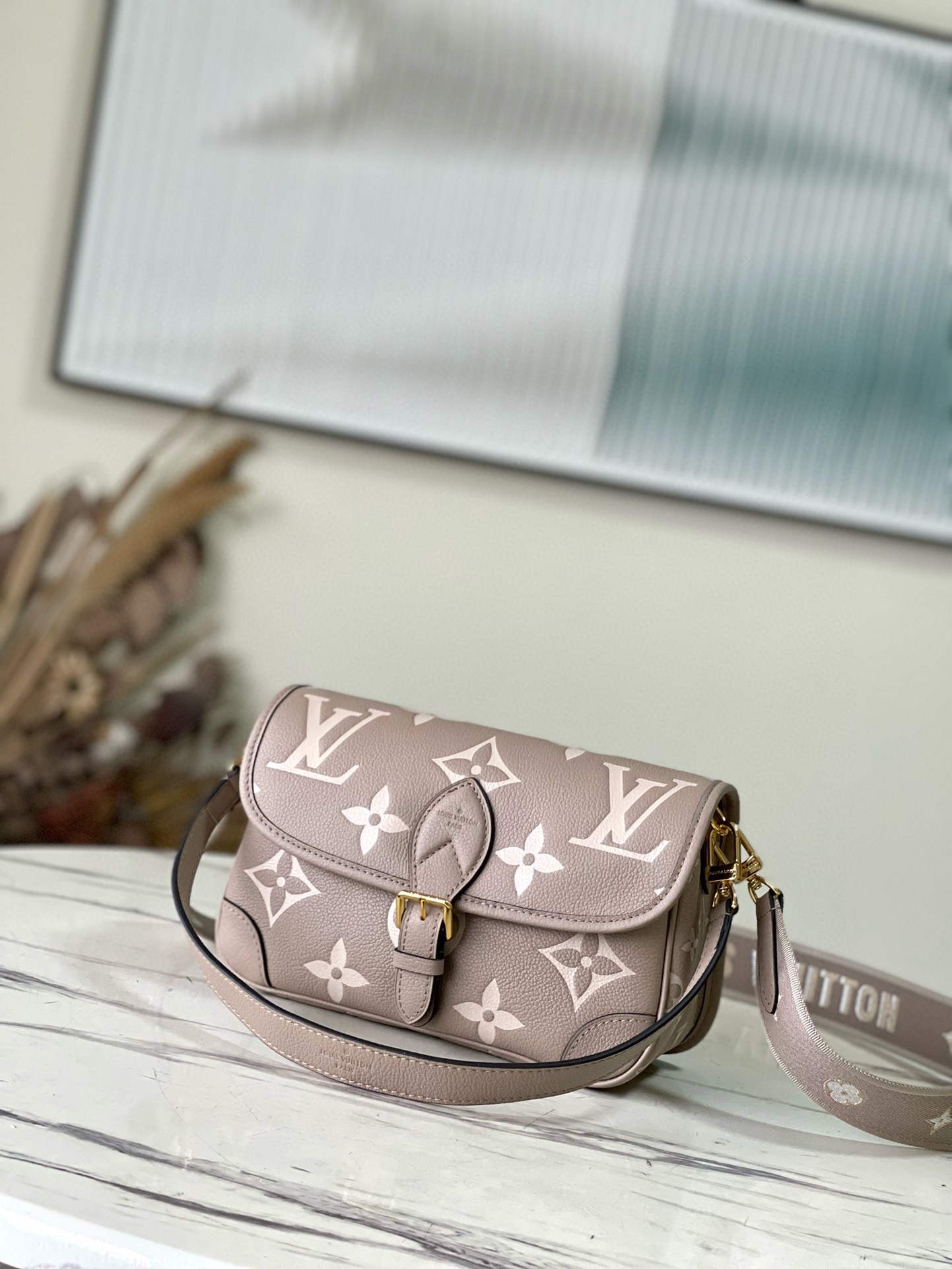 NO:179946,Authentic (code chip, head leather) top-grade original sheet M46388 apricot silk screen printing This Diane handbag is made of classic Monogram Empreinte embossed leather woven the brand logo into a removable wide jacquard shoulder strap, adding a crossbody option in addition to the removable leather shoulder strap, flexible and compatible with elegant style or dynamic style. Size 23 × 16 × 8.5 cm, authentic LV, louis vuitton19860909正品级（变码芯片、头层皮）顶级原单 M46388 杏色丝印 本款Diane手袋取材经典Monogram Empreinte压纹皮革将品牌标识织入可拆卸宽幅提花肩带,在可拆即皮革肩背带之外再添斜挎选择,灵活契合忧雅格调或动感风尚.尺寸23 × 16 × 8.5 cm,正品级LV,louis vuitton,Bag