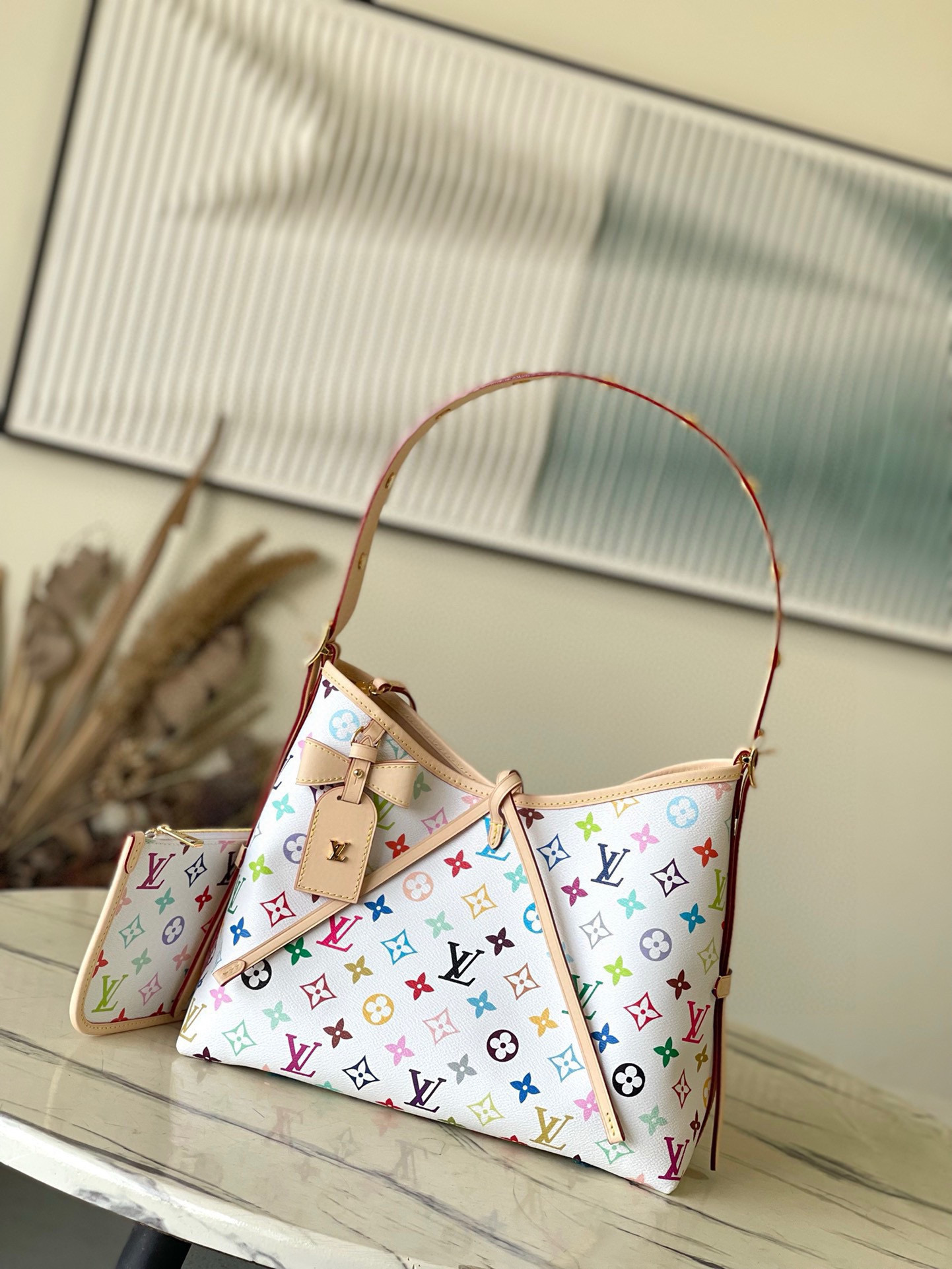 NO:186505,Genuine grade original leather top original list M13661 This CarryAll small handbag comes from Louis Vuitton x Murakami reprint series, cleverly incorporates the bright tones of Japanese artists for Monogram coated canvas. The cowhide trim outlines the close-fitting configuration, and the brand embellishes elegant bow details. Size 29 × 24 × 12 cm, Genuine grade LV, louis vuitton, louis vuitton, cowhide19860909正品级 原厂皮 顶级原单 M13661 本款CarryAll小号手袋出自路易威登x村上隆再版系列,为Monogram涂层帆布巧妙融入日本艺术家的明丽色调.牛皮革饰边勾勒贴身构型,名牌点缀雅致蝴蝶结细节.尺寸29 × 24 × 12 cm,正品级LV,louis vuitton,louis vuitton,cowhide,Bag