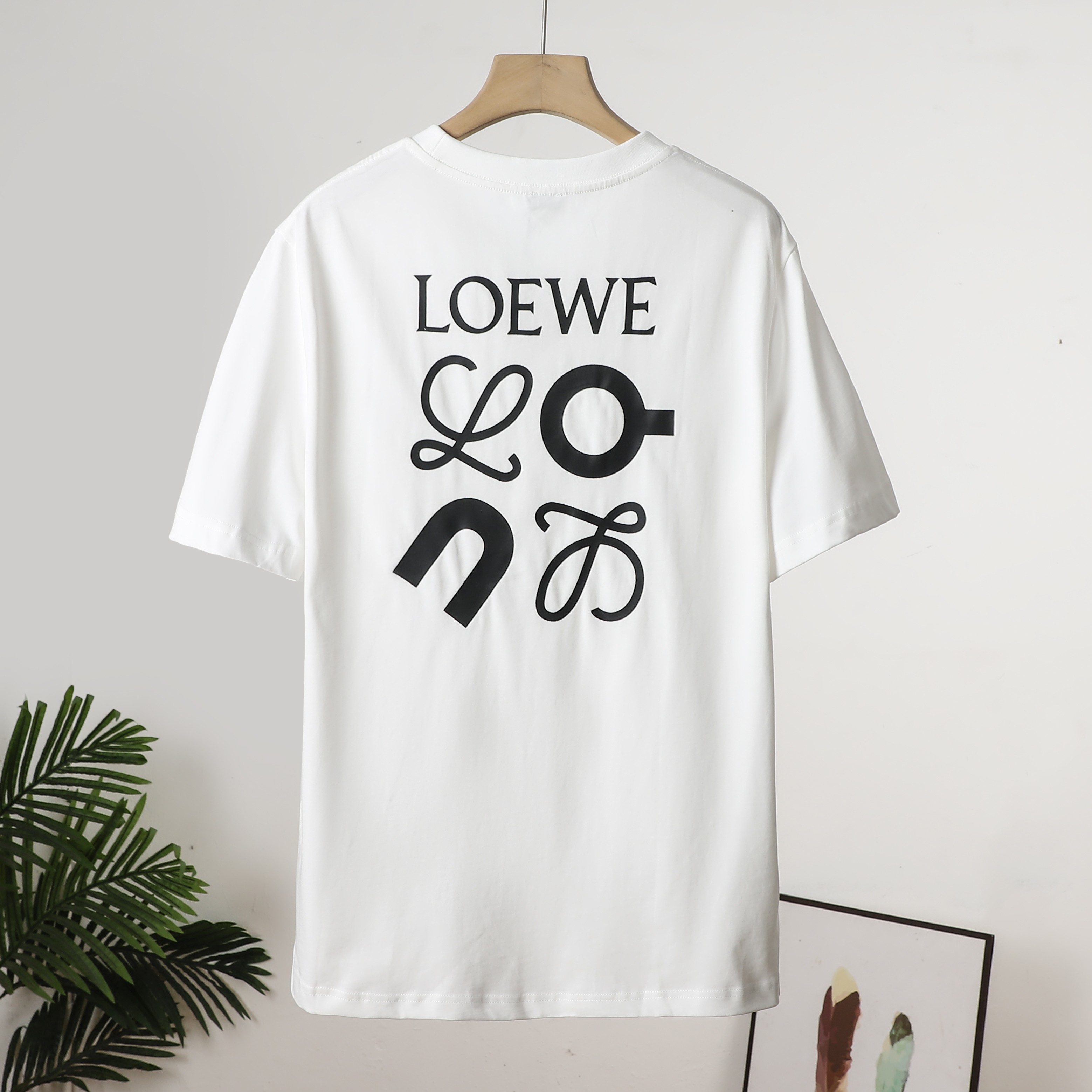 💰145包邮
罗意威LOEWE 胸口字母胶印短袖25SS 宽松休闲T恤男女同款
颜色:黑色 白色
尺码:S-XL
追求极致品质与时尚感的你,千万别错过这件LOEWE短袖T恤。精选上乘纯棉,经过多道特殊工序处理,柔软度与透气性双双拉满,为肌肤提供温柔呵护,久穿也不易变形。
宽松休闲的剪裁,契合当下流行趋势,落肩设计自然舒展,举手投足间尽显优雅气质。胸前印花图案 创意与匠心并存,独特的图案仿佛在讲述品牌故事,低调奢华,轻松成为人群焦点。不管是穿梭在繁华都市的大街小巷,还是出席时尚聚会,它都能让你自信满满,轻松驾驭不同场合。
它的百搭属性堪称一绝,搭配运动裤活力满满,适配工装裤酷帅有型,轻松切换不同风格。男女同款设计,情侣穿着,CP感爆棚,一起引领潮流风尚。
尺码表:
胸围 肩宽 衣长 袖长
S 102 42 67 21
M 106 43 70 22
L 110 44 73 23
XL 114 45 74 24
